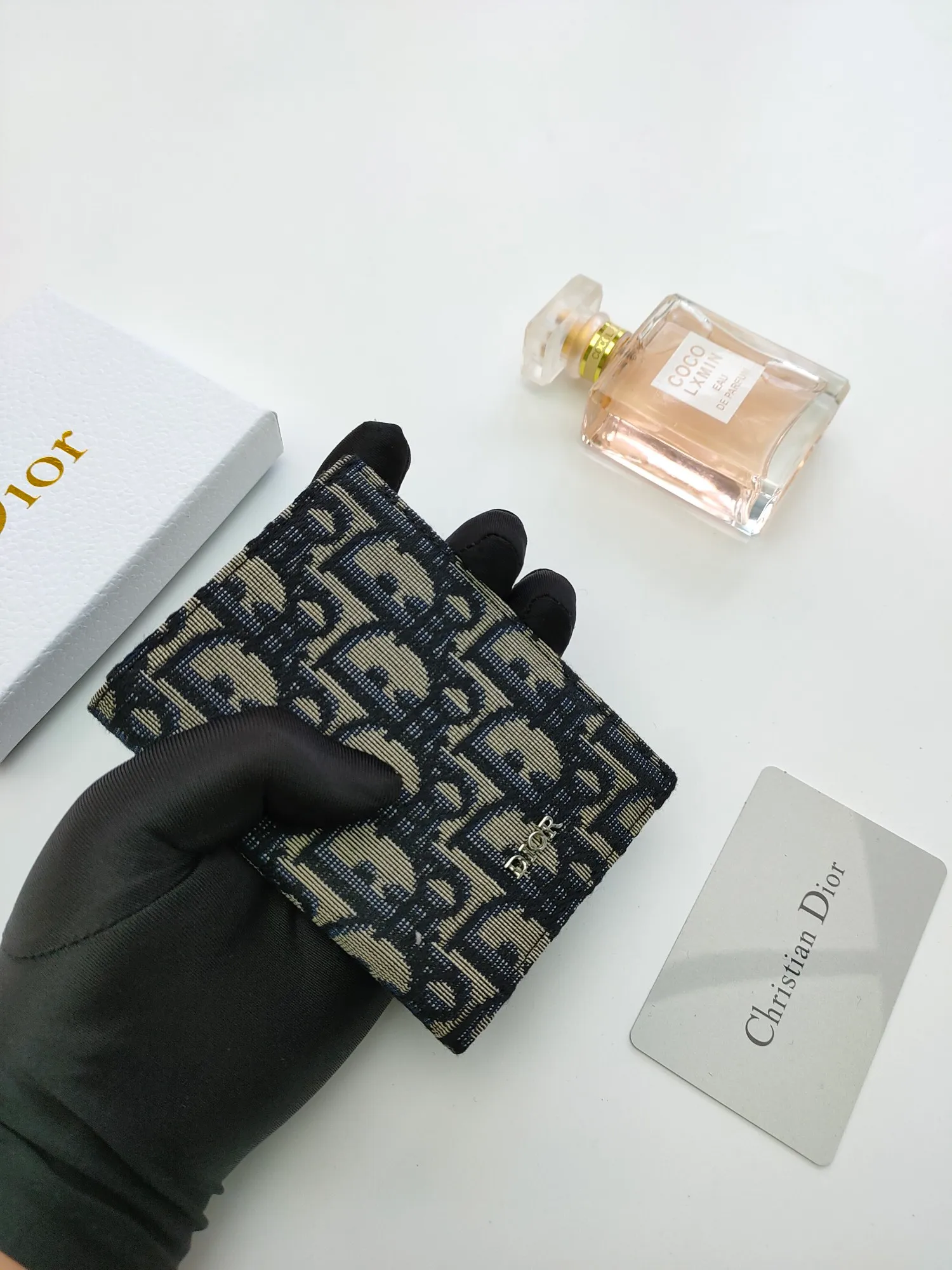 ￥100💰Dior bi-fold card holder is practical and exquisite🌹and beautiful in appearance. Style No.: 138 Crafted in Oblique printed fabric on the outside and black calfskin on the inside respectively⚡highlighting Dior’s savoir-faire. There are three card slots on each side and two compartments for cash and receipts. Size:8.2*11.2cm