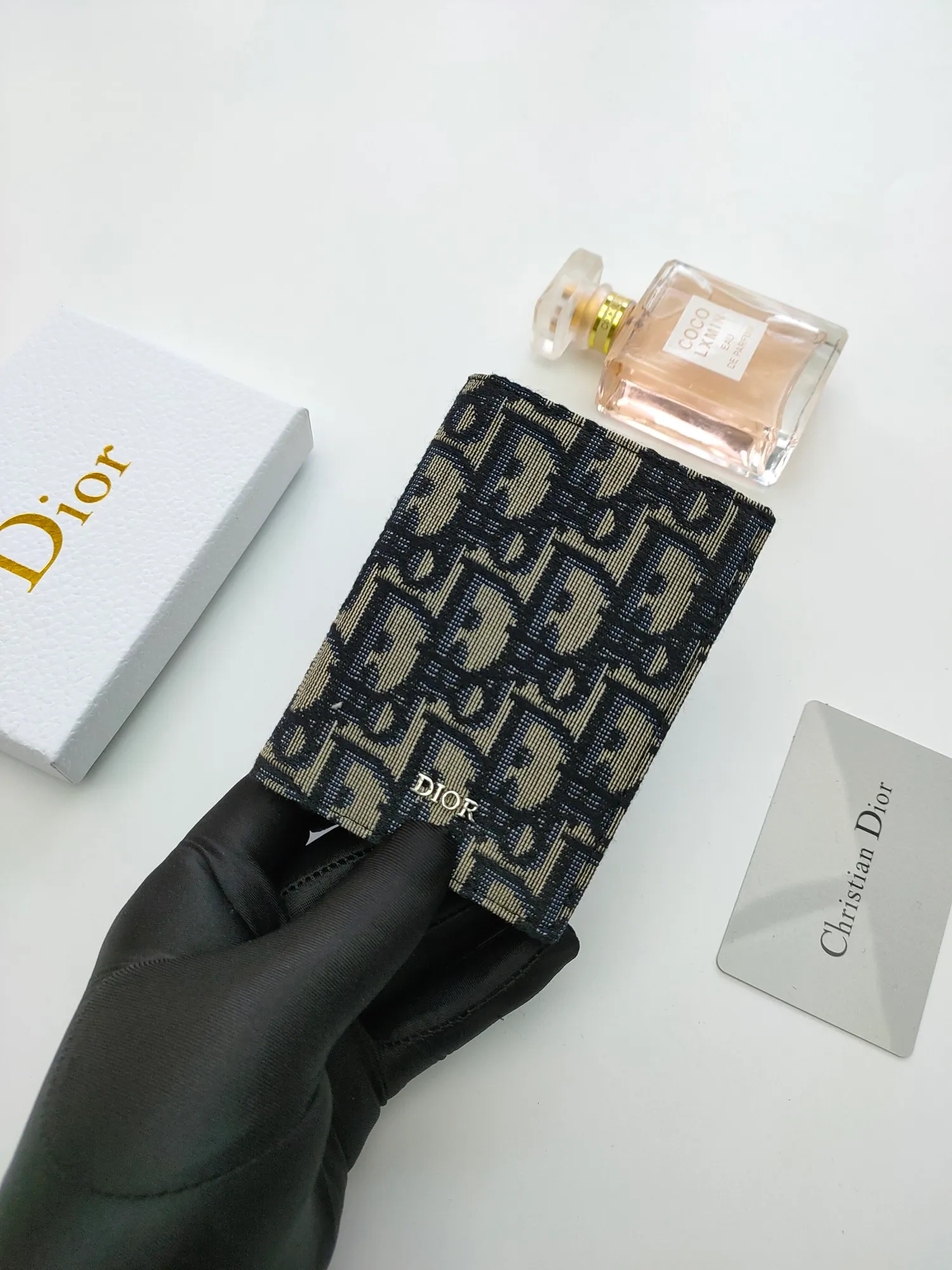 ￥100💰Dior bi-fold card holder is practical and exquisite🌹and beautiful in appearance. Style No.: 138 Crafted in Oblique printed fabric on the outside and black calfskin on the inside respectively⚡highlighting Dior’s savoir-faire. There are three card slots on each side and two compartments for cash and receipts. Size:8.2*11.2cm
