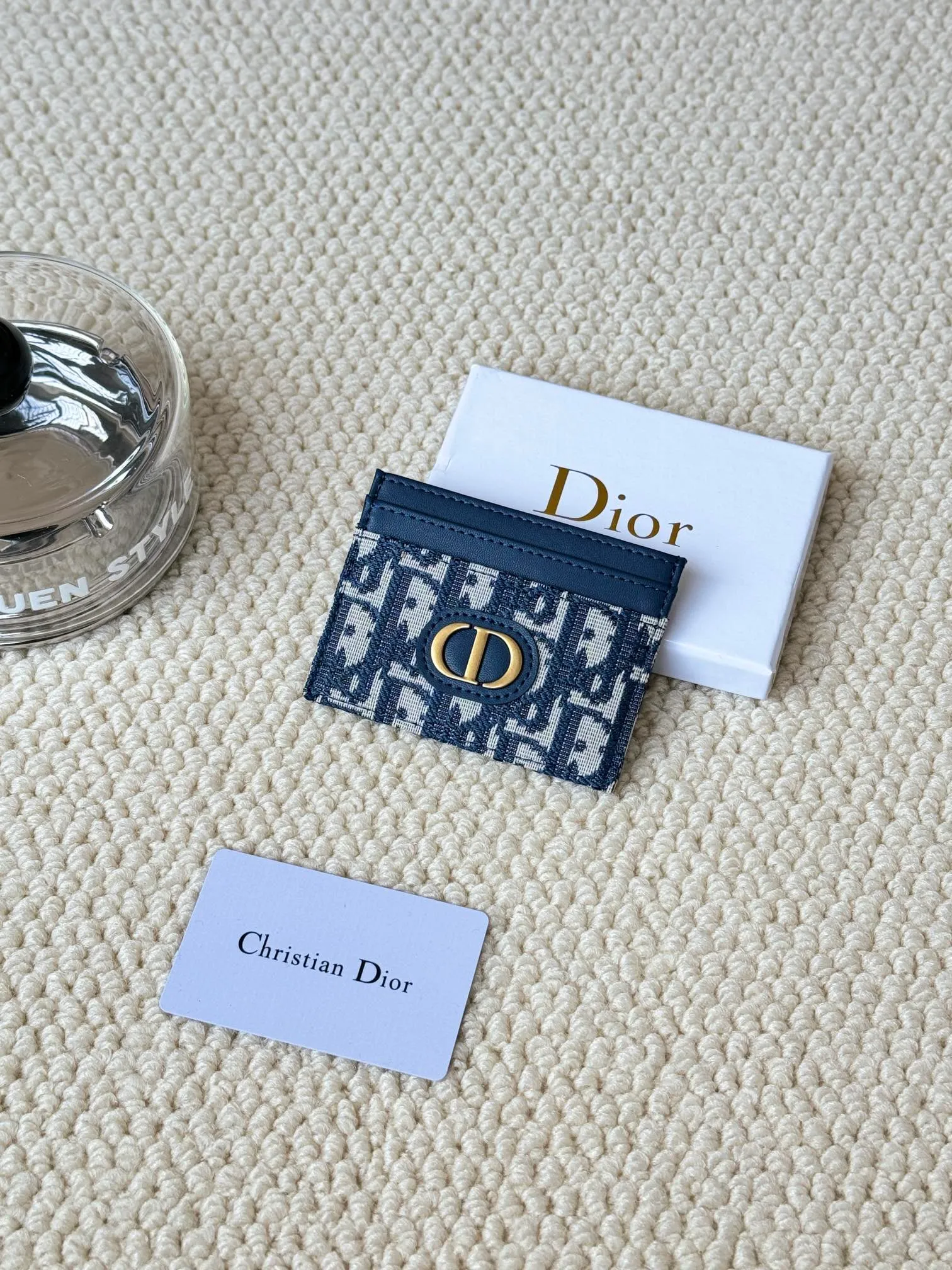 💰110 dior's card holder -30 Montaigne card holder is exquisite and elegant. Made of blue jacquard fabric, detailed with Oblique print and CD logo on the front. Practical and compact, it can store small daily necessities and can be easily put into various handbags. CD logo on front 2 card slots 1 patch pocket Number: S2152 Dimensions: 10 x 7.5 x 0.5 cm