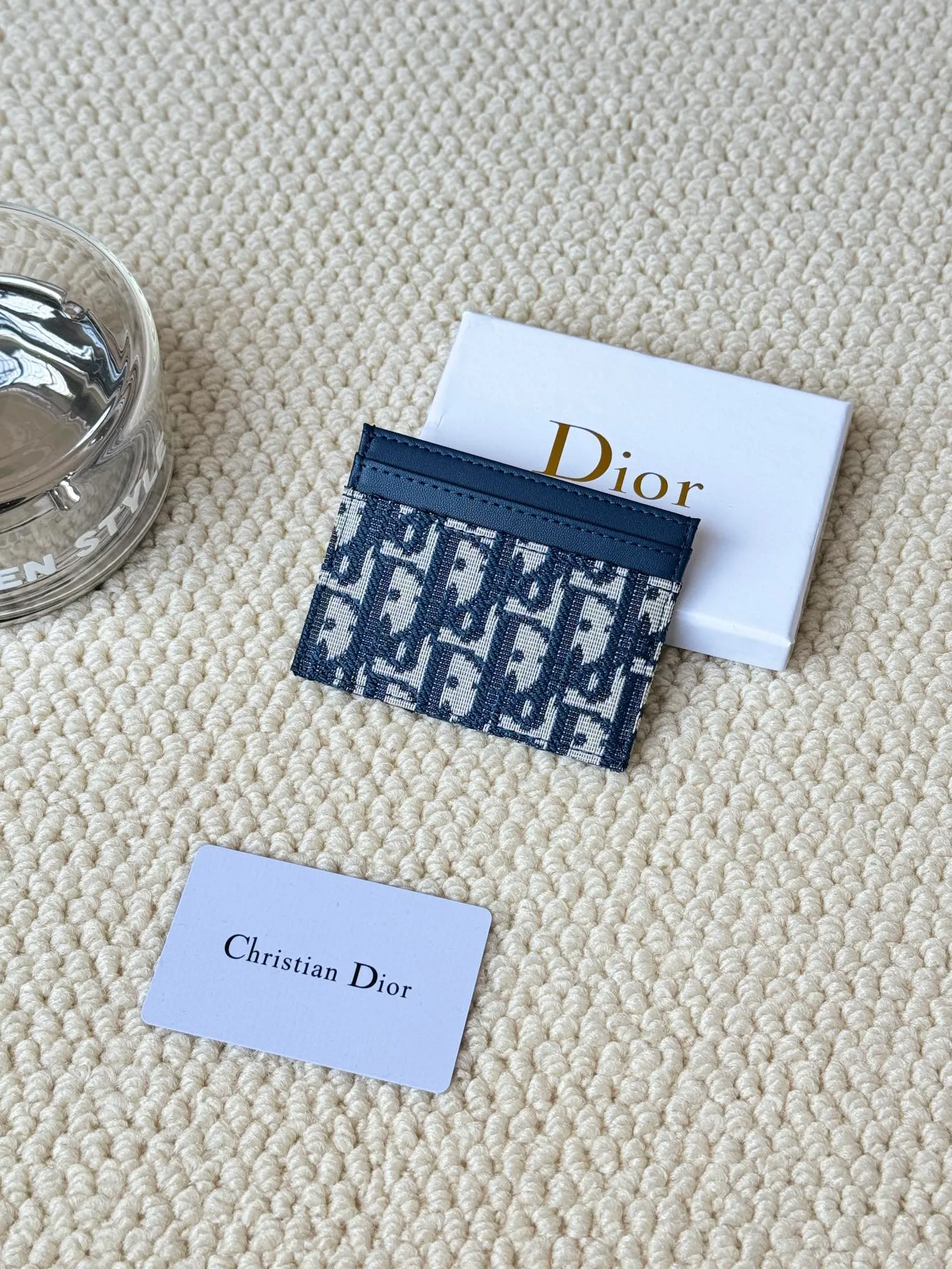 💰110 dior's card holder -30 Montaigne card holder is exquisite and elegant. Made of blue jacquard fabric, detailed with Oblique print and CD logo on the front. Practical and compact, it can store small daily necessities and can be easily put into various handbags. CD logo on front 2 card slots 1 patch pocket Number: S2152 Dimensions: 10 x 7.5 x 0.5 cm