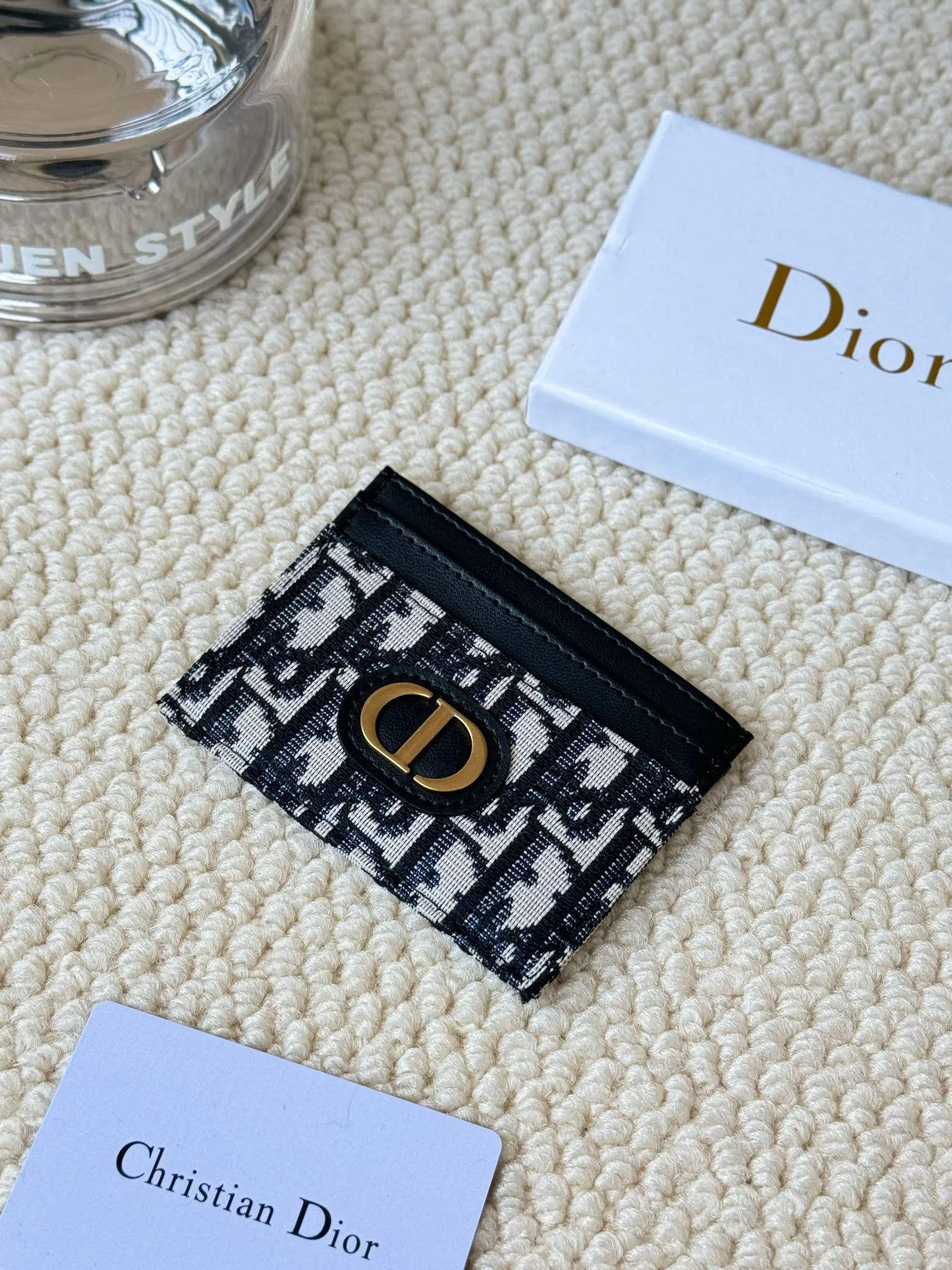 💰110 dior's card holder -30 Montaigne card holder is exquisite and elegant. Made of blue jacquard fabric, detailed with Oblique print and CD logo on the front. Practical and compact, it can store small daily necessities and can be easily put into various handbags. CD logo on front 2 card slots 1 patch pocket Number: S2152 Dimensions: 10 x 7.5 x 0.5 cm