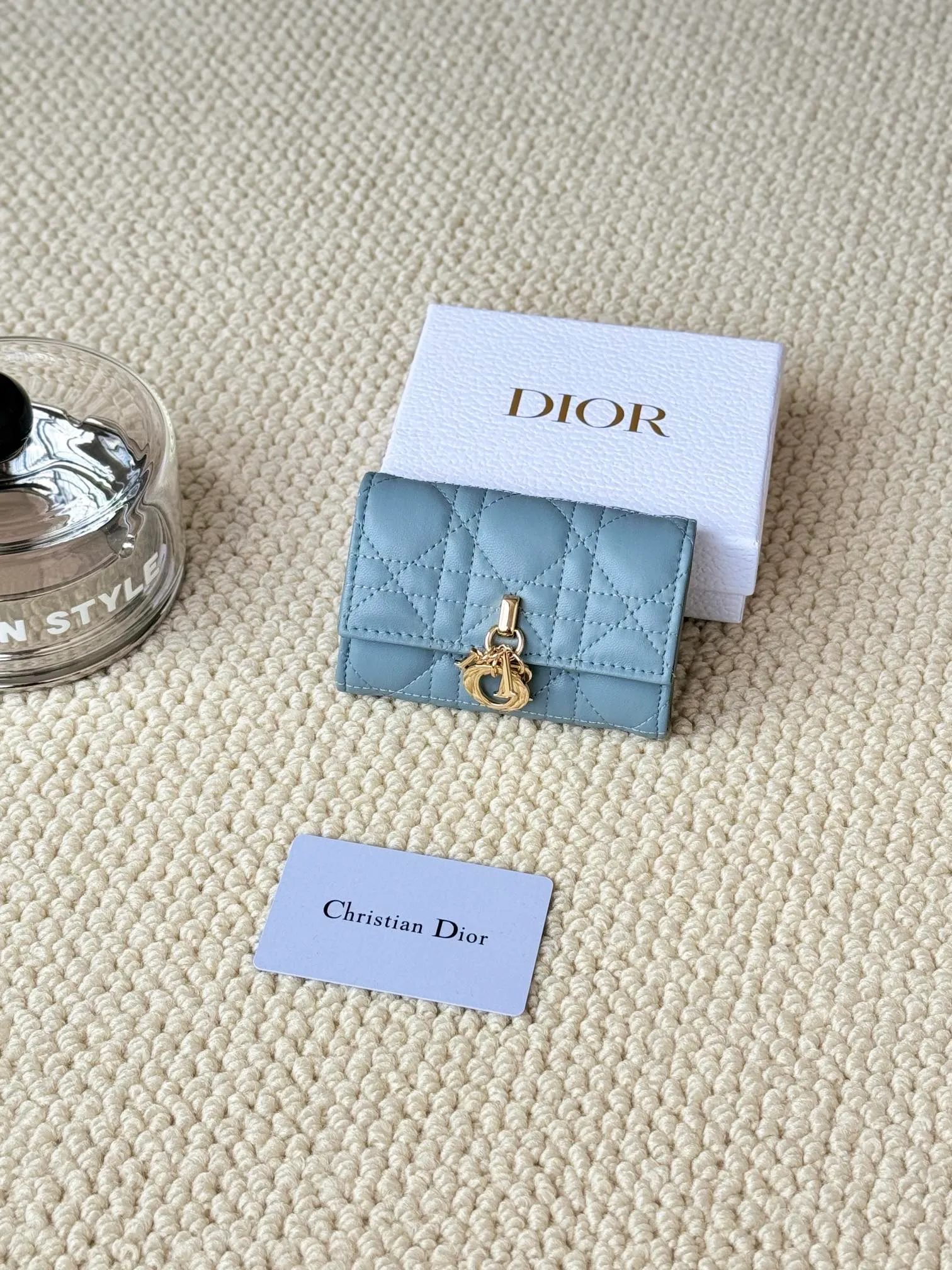 💰160 No.: S0966ONMJ_M413 Size: 11x7.5x2.5cm This My Dior Glycine wallet is compact, practical and unique. Crafted from blush pink sheepskin, it is decorated with a cannage pattern and features a D.I.O.R. charm on the front to enhance the style. Elegant and refined, it can store a variety of daily necessities, is suitable for various occasions, and can be matched with other My Dior items. Front D.I.O.R. charm 2 card slots 1 zipped compartment 1 spacious interior compartment Made in Italy