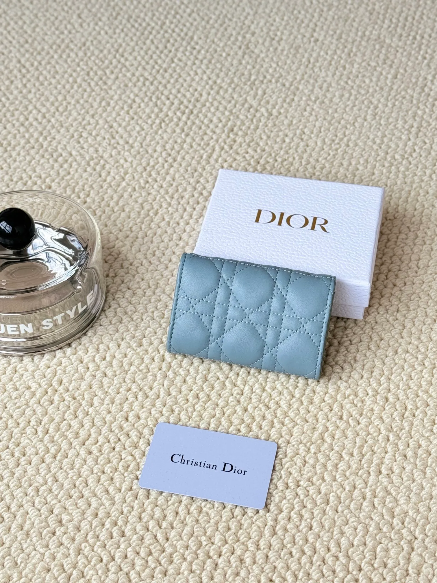 💰160 No.: S0966ONMJ_M413 Size: 11x7.5x2.5cm This My Dior Glycine wallet is compact, practical and unique. Crafted from blush pink sheepskin, it is decorated with a cannage pattern and features a D.I.O.R. charm on the front to enhance the style. Elegant and refined, it can store a variety of daily necessities, is suitable for various occasions, and can be matched with other My Dior items. Front D.I.O.R. charm 2 card slots 1 zipped compartment 1 spacious interior compartment Made in Italy