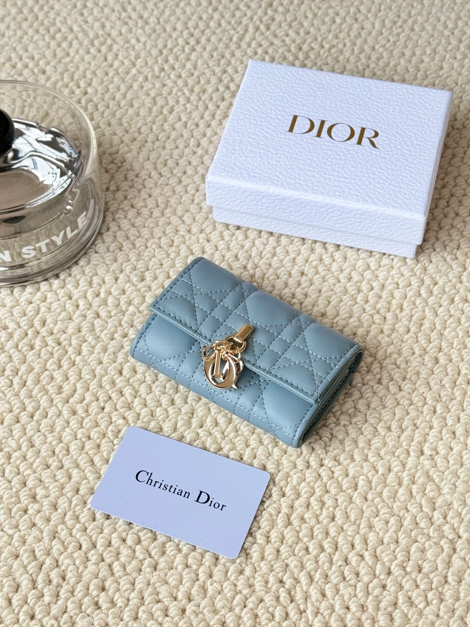 💰160 No.: S0966ONMJ_M413 Size: 11x7.5x2.5cm This My Dior Glycine wallet is compact, practical and unique. Crafted from blush pink sheepskin, it is decorated with a cannage pattern and features a D.I.O.R. charm on the front to enhance the style. Elegant and refined, it can store a variety of daily necessities, is suitable for various occasions, and can be matched with other My Dior items. Front D.I.O.R. charm 2 card slots 1 zipped compartment 1 spacious interior compartment Made in Italy