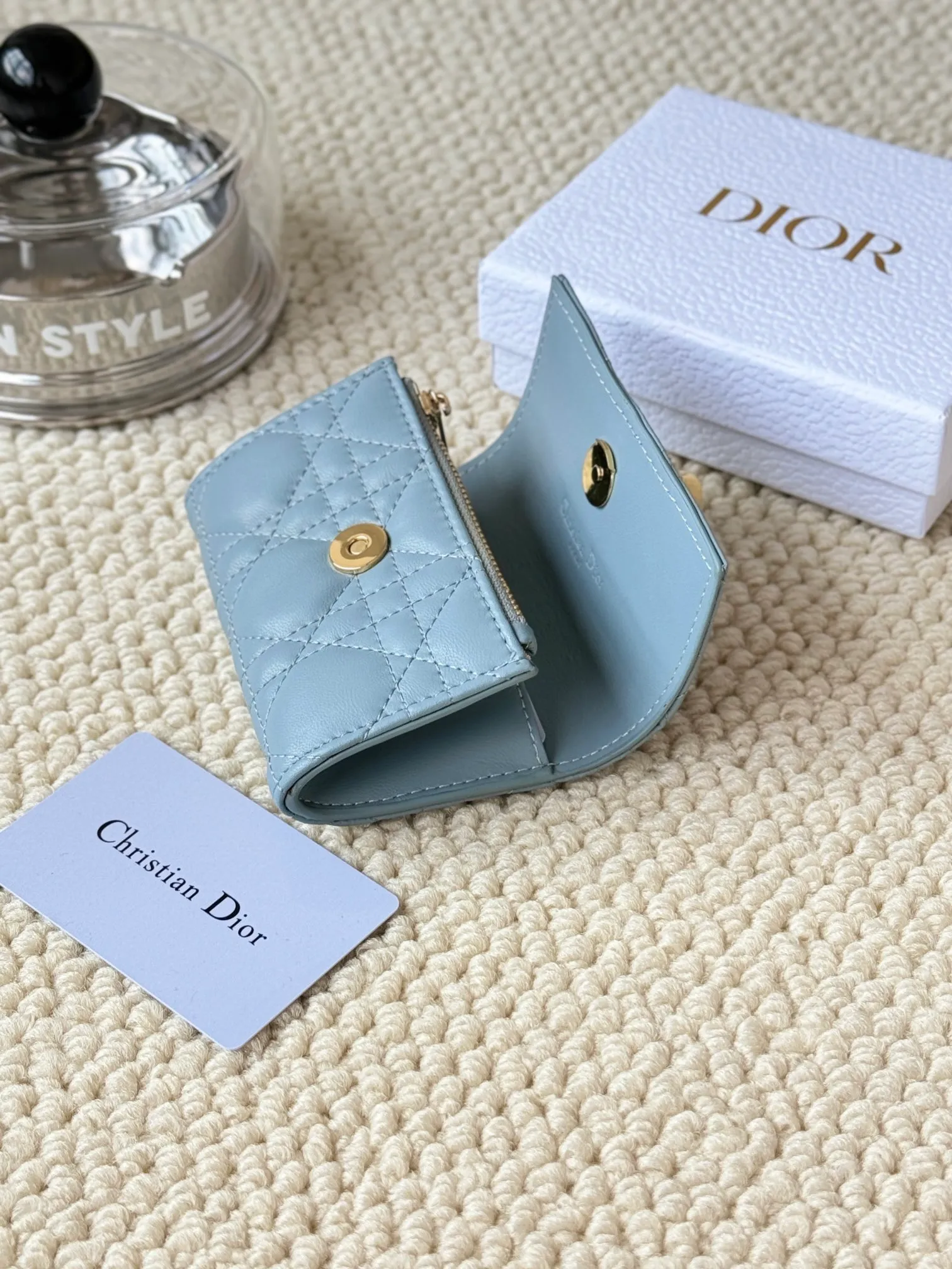 💰160 No.: S0966ONMJ_M413 Size: 11x7.5x2.5cm This My Dior Glycine wallet is compact, practical and unique. Crafted from blush pink sheepskin, it is decorated with a cannage pattern and features a D.I.O.R. charm on the front to enhance the style. Elegant and refined, it can store a variety of daily necessities, is suitable for various occasions, and can be matched with other My Dior items. Front D.I.O.R. charm 2 card slots 1 zipped compartment 1 spacious interior compartment Made in Italy