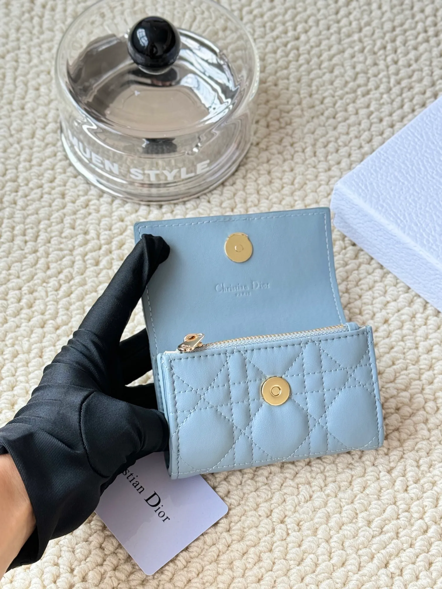 💰160 No.: S0966ONMJ_M413 Size: 11x7.5x2.5cm This My Dior Glycine wallet is compact, practical and unique. Crafted from blush pink sheepskin, it is decorated with a cannage pattern and features a D.I.O.R. charm on the front to enhance the style. Elegant and refined, it can store a variety of daily necessities, is suitable for various occasions, and can be matched with other My Dior items. Front D.I.O.R. charm 2 card slots 1 zipped compartment 1 spacious interior compartment Made in Italy