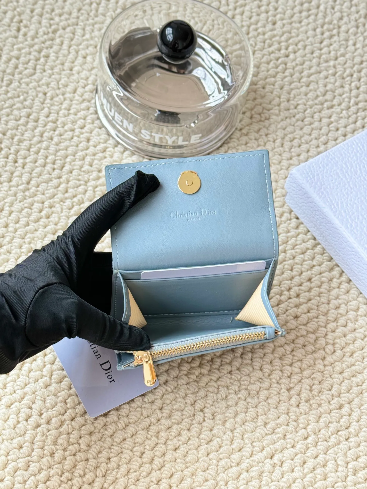 💰160 No.: S0966ONMJ_M413 Size: 11x7.5x2.5cm This My Dior Glycine wallet is compact, practical and unique. Crafted from blush pink sheepskin, it is decorated with a cannage pattern and features a D.I.O.R. charm on the front to enhance the style. Elegant and refined, it can store a variety of daily necessities, is suitable for various occasions, and can be matched with other My Dior items. Front D.I.O.R. charm 2 card slots 1 zipped compartment 1 spacious interior compartment Made in Italy
