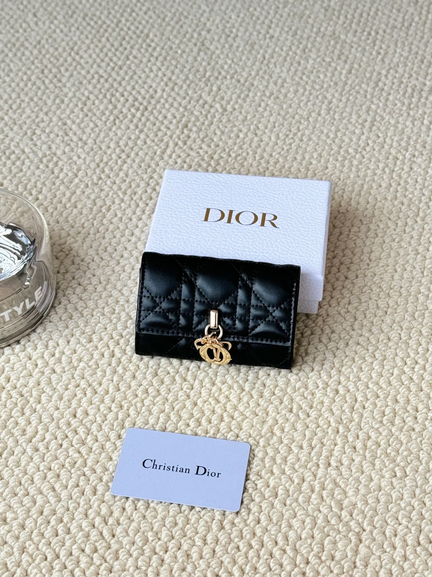 💰160 No.: S0966ONMJ_M413 Size: 11x7.5x2.5cm This My Dior Glycine wallet is compact, practical and unique. Crafted from blush pink sheepskin, it is decorated with a cannage pattern and features a D.I.O.R. charm on the front to enhance the style. Elegant and refined, it can store a variety of daily necessities, is suitable for various occasions, and can be matched with other My Dior items. Front D.I.O.R. charm 2 card slots 1 zipped compartment 1 spacious interior compartment Made in Italy
