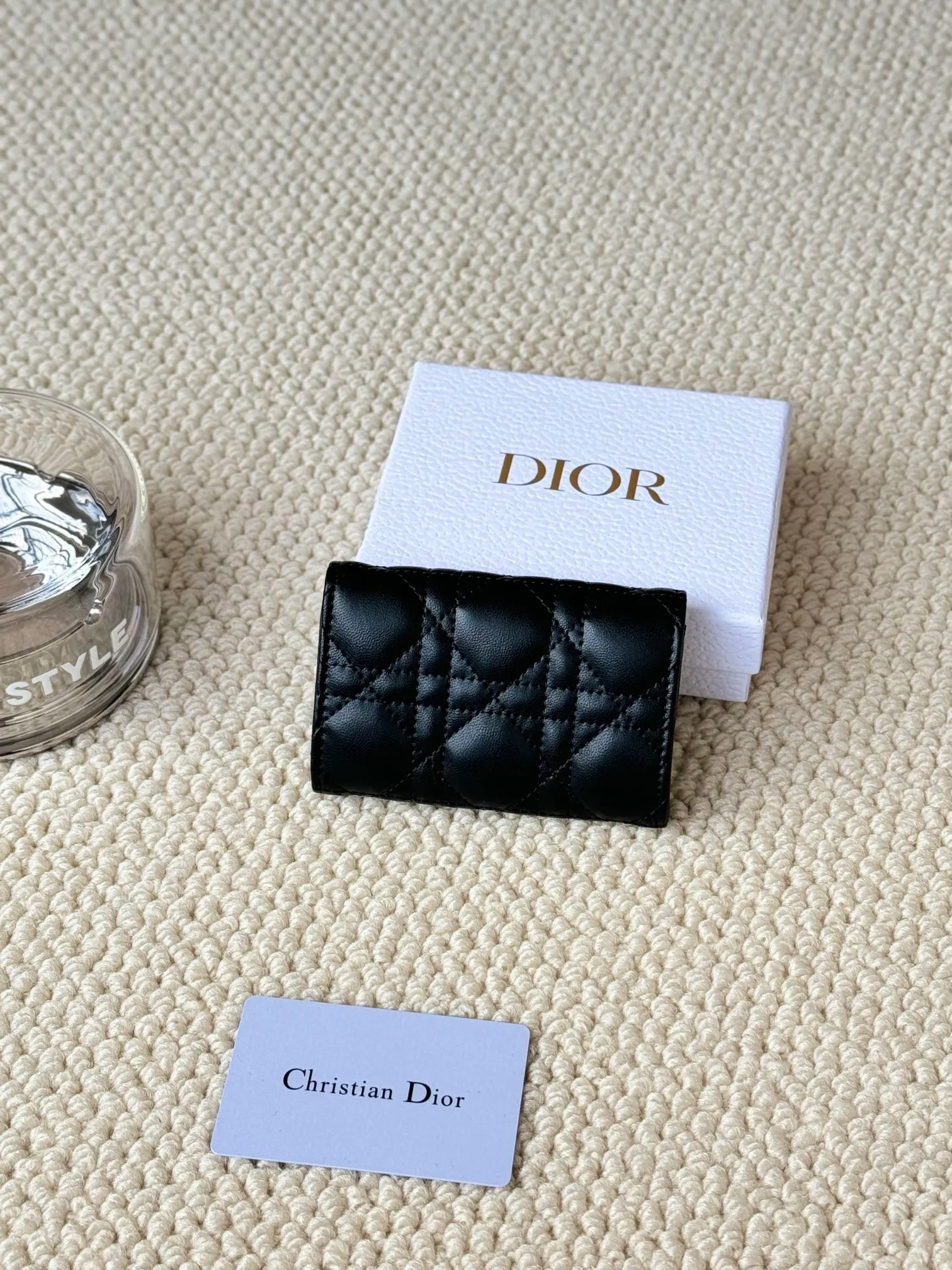 💰160 No.: S0966ONMJ_M413 Size: 11x7.5x2.5cm This My Dior Glycine wallet is compact, practical and unique. Crafted from blush pink sheepskin, it is decorated with a cannage pattern and features a D.I.O.R. charm on the front to enhance the style. Elegant and refined, it can store a variety of daily necessities, is suitable for various occasions, and can be matched with other My Dior items. Front D.I.O.R. charm 2 card slots 1 zipped compartment 1 spacious interior compartment Made in Italy