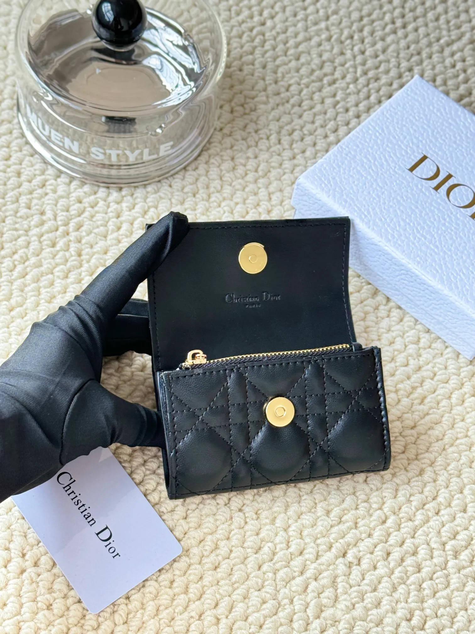 💰160 No.: S0966ONMJ_M413 Size: 11x7.5x2.5cm This My Dior Glycine wallet is compact, practical and unique. Crafted from blush pink sheepskin, it is decorated with a cannage pattern and features a D.I.O.R. charm on the front to enhance the style. Elegant and refined, it can store a variety of daily necessities, is suitable for various occasions, and can be matched with other My Dior items. Front D.I.O.R. charm 2 card slots 1 zipped compartment 1 spacious interior compartment Made in Italy