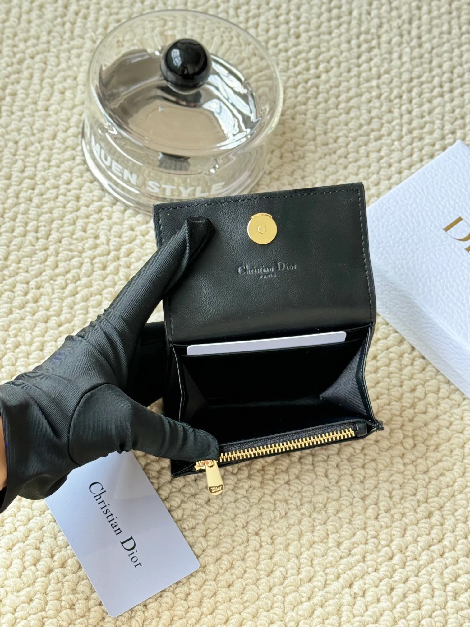 💰160 No.: S0966ONMJ_M413 Size: 11x7.5x2.5cm This My Dior Glycine wallet is compact, practical and unique. Crafted from blush pink sheepskin, it is decorated with a cannage pattern and features a D.I.O.R. charm on the front to enhance the style. Elegant and refined, it can store a variety of daily necessities, is suitable for various occasions, and can be matched with other My Dior items. Front D.I.O.R. charm 2 card slots 1 zipped compartment 1 spacious interior compartment Made in Italy