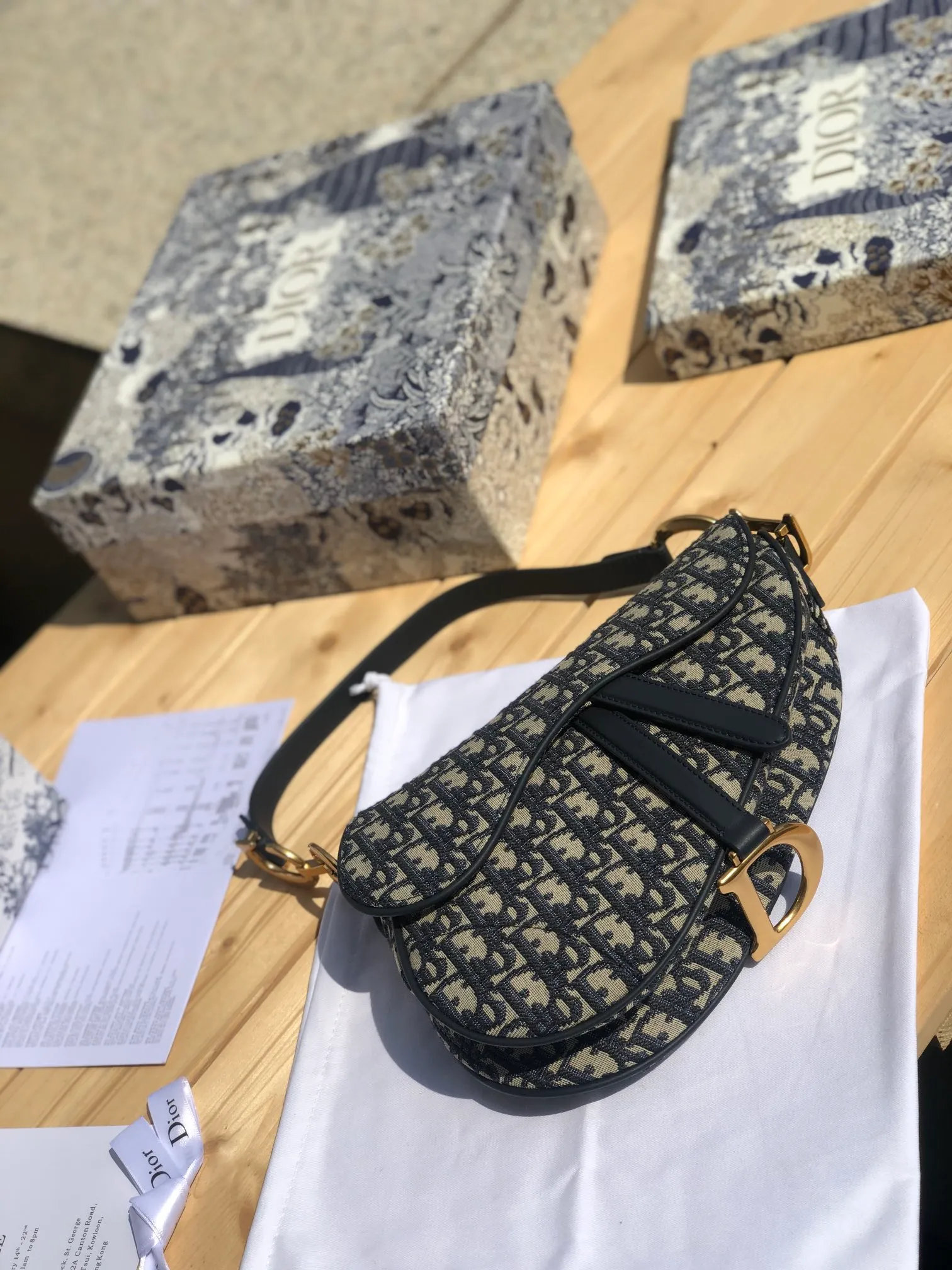 Top upgraded version 💰1360 Size: 25×20×6.5cm Dior overseas channel resources specialize in saddle bag large size ❗️The most classic color scheme of Dior Saddle Bag is of course Oblique jacquard, embellished with cow leather and golden retro metal accessories. Can be used as a shoulder or hand carry. The bag cover presents a natural curvature, and the flip-top suction buckle design is simple and elegant, highlighting the perfect and exquisite craftsmanship of the bag. This saddle bag caused a sensation in the fashion world when it was first launched, not only leading the trend of retro style. The Dior saddle bag is a retro tool. Pick it up and you will immediately get the strongest retro style.