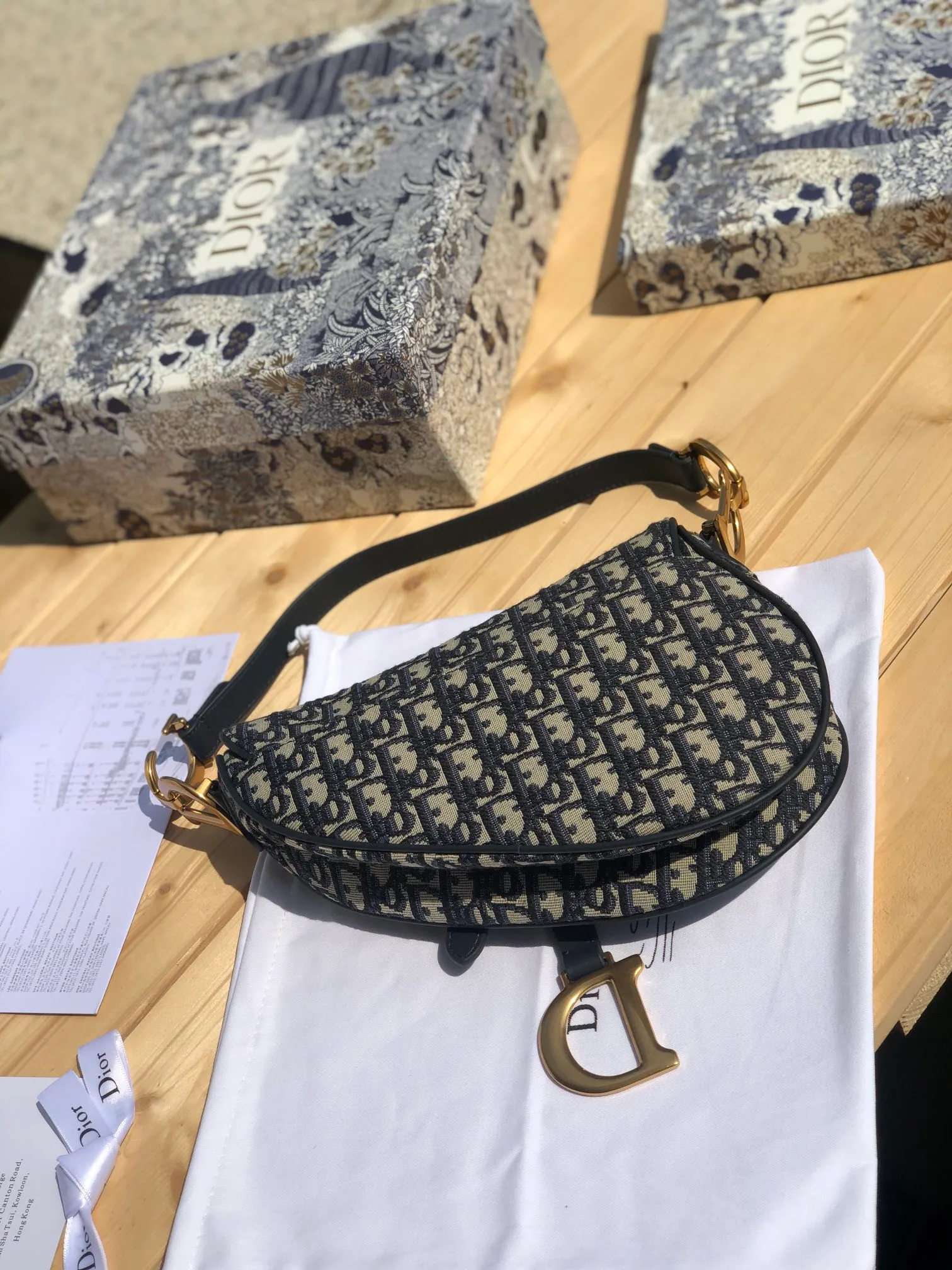 Top upgraded version 💰1360 Size: 25×20×6.5cm Dior overseas channel resources specialize in saddle bag large size ❗️The most classic color scheme of Dior Saddle Bag is of course Oblique jacquard, embellished with cow leather and golden retro metal accessories. Can be used as a shoulder or hand carry. The bag cover presents a natural curvature, and the flip-top suction buckle design is simple and elegant, highlighting the perfect and exquisite craftsmanship of the bag. This saddle bag caused a sensation in the fashion world when it was first launched, not only leading the trend of retro style. The Dior saddle bag is a retro tool. Pick it up and you will immediately get the strongest retro style.