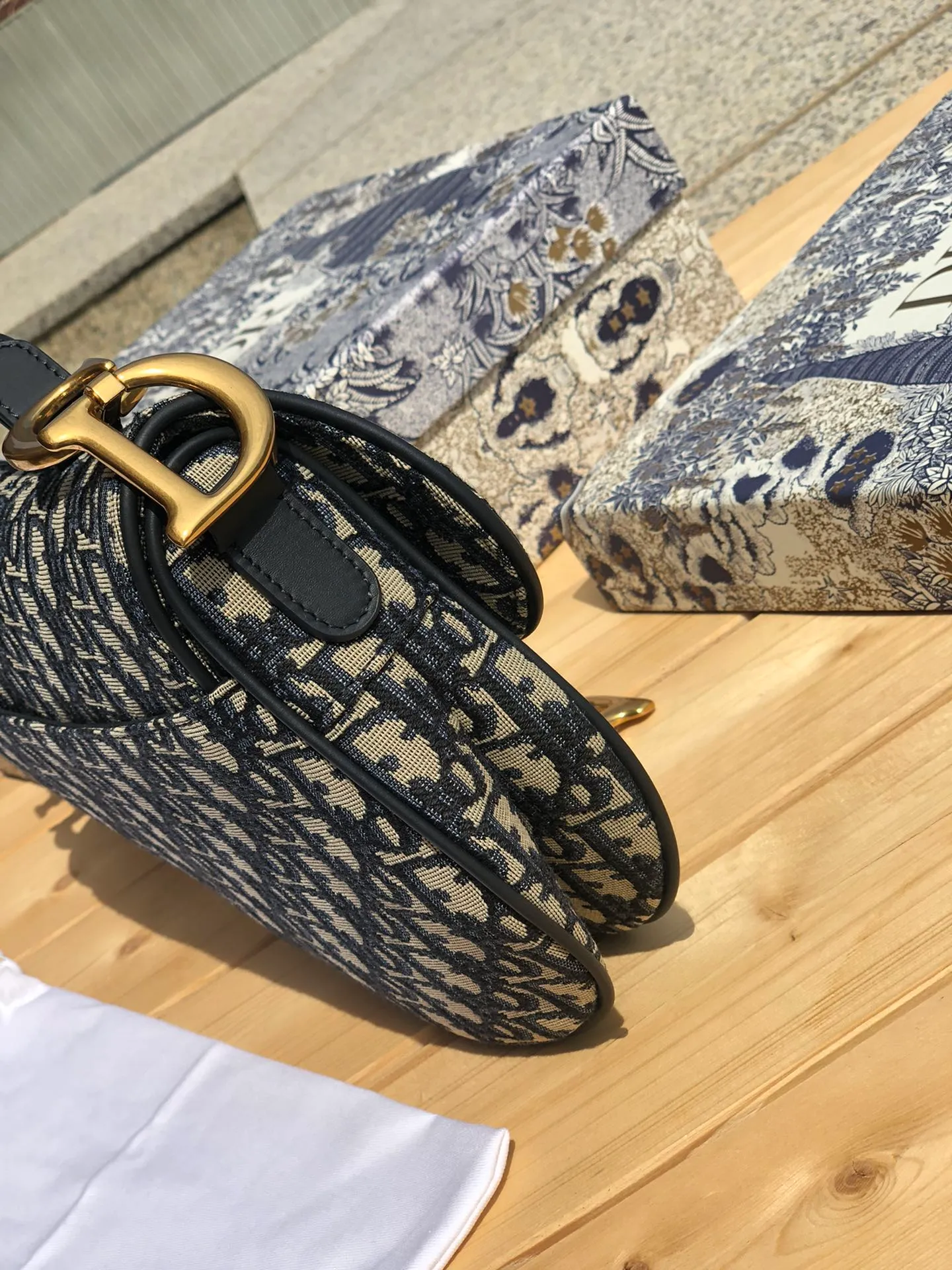 Top upgraded version 💰1360 Size: 25×20×6.5cm Dior overseas channel resources specialize in saddle bag large size ❗️The most classic color scheme of Dior Saddle Bag is of course Oblique jacquard, embellished with cow leather and golden retro metal accessories. Can be used as a shoulder or hand carry. The bag cover presents a natural curvature, and the flip-top suction buckle design is simple and elegant, highlighting the perfect and exquisite craftsmanship of the bag. This saddle bag caused a sensation in the fashion world when it was first launched, not only leading the trend of retro style. The Dior saddle bag is a retro tool. Pick it up and you will immediately get the strongest retro style.