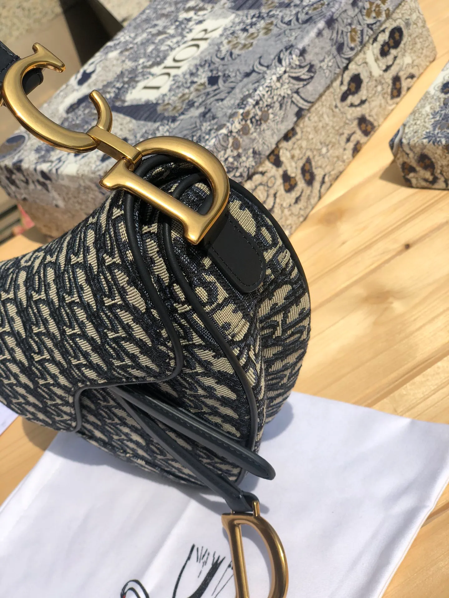 Top upgraded version 💰1360 Size: 25×20×6.5cm Dior overseas channel resources specialize in saddle bag large size ❗️The most classic color scheme of Dior Saddle Bag is of course Oblique jacquard, embellished with cow leather and golden retro metal accessories. Can be used as a shoulder or hand carry. The bag cover presents a natural curvature, and the flip-top suction buckle design is simple and elegant, highlighting the perfect and exquisite craftsmanship of the bag. This saddle bag caused a sensation in the fashion world when it was first launched, not only leading the trend of retro style. The Dior saddle bag is a retro tool. Pick it up and you will immediately get the strongest retro style.