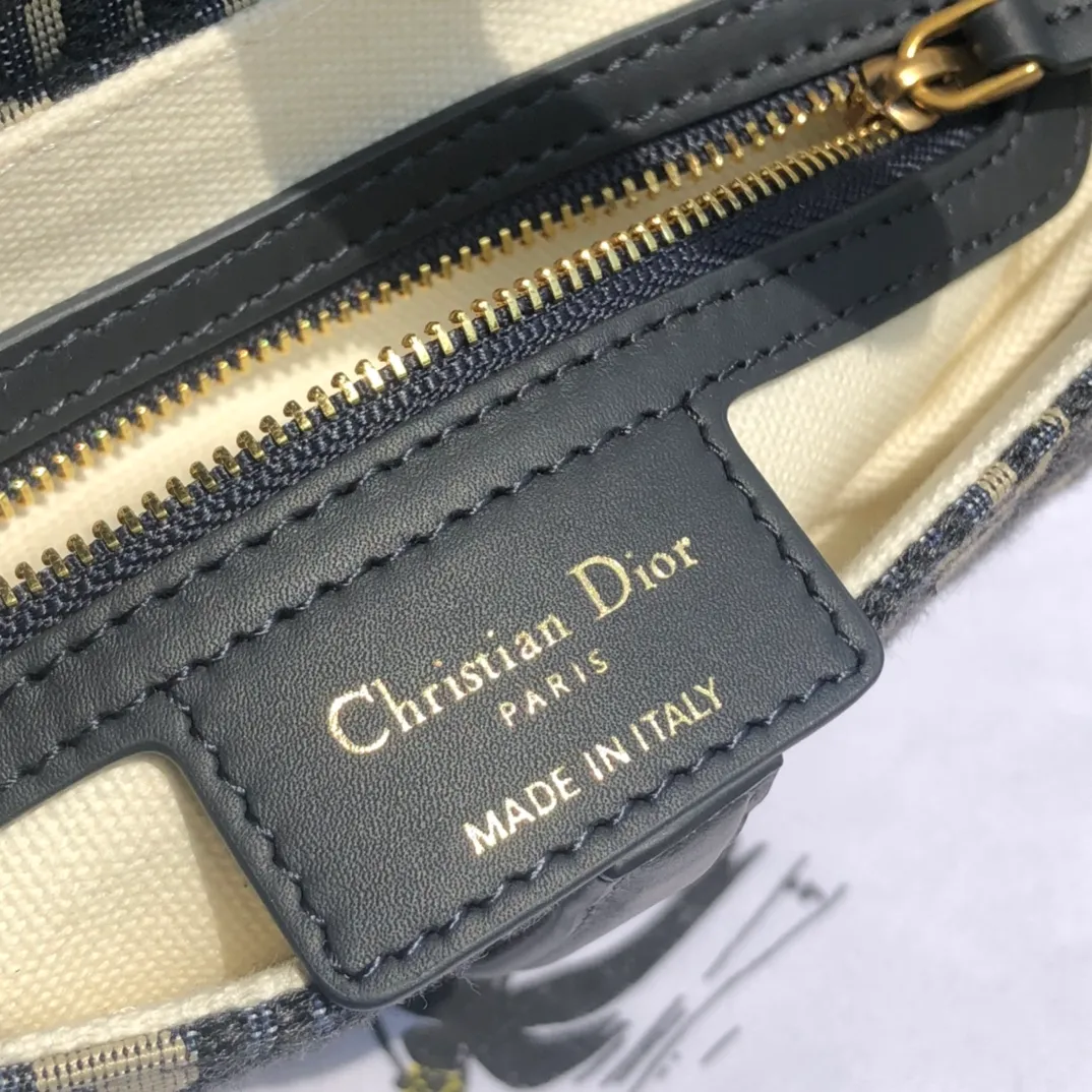 Top upgraded version 💰1360 Size: 25×20×6.5cm Dior overseas channel resources specialize in saddle bag large size ❗️The most classic color scheme of Dior Saddle Bag is of course Oblique jacquard, embellished with cow leather and golden retro metal accessories. Can be used as a shoulder or hand carry. The bag cover presents a natural curvature, and the flip-top suction buckle design is simple and elegant, highlighting the perfect and exquisite craftsmanship of the bag. This saddle bag caused a sensation in the fashion world when it was first launched, not only leading the trend of retro style. The Dior saddle bag is a retro tool. Pick it up and you will immediately get the strongest retro style.