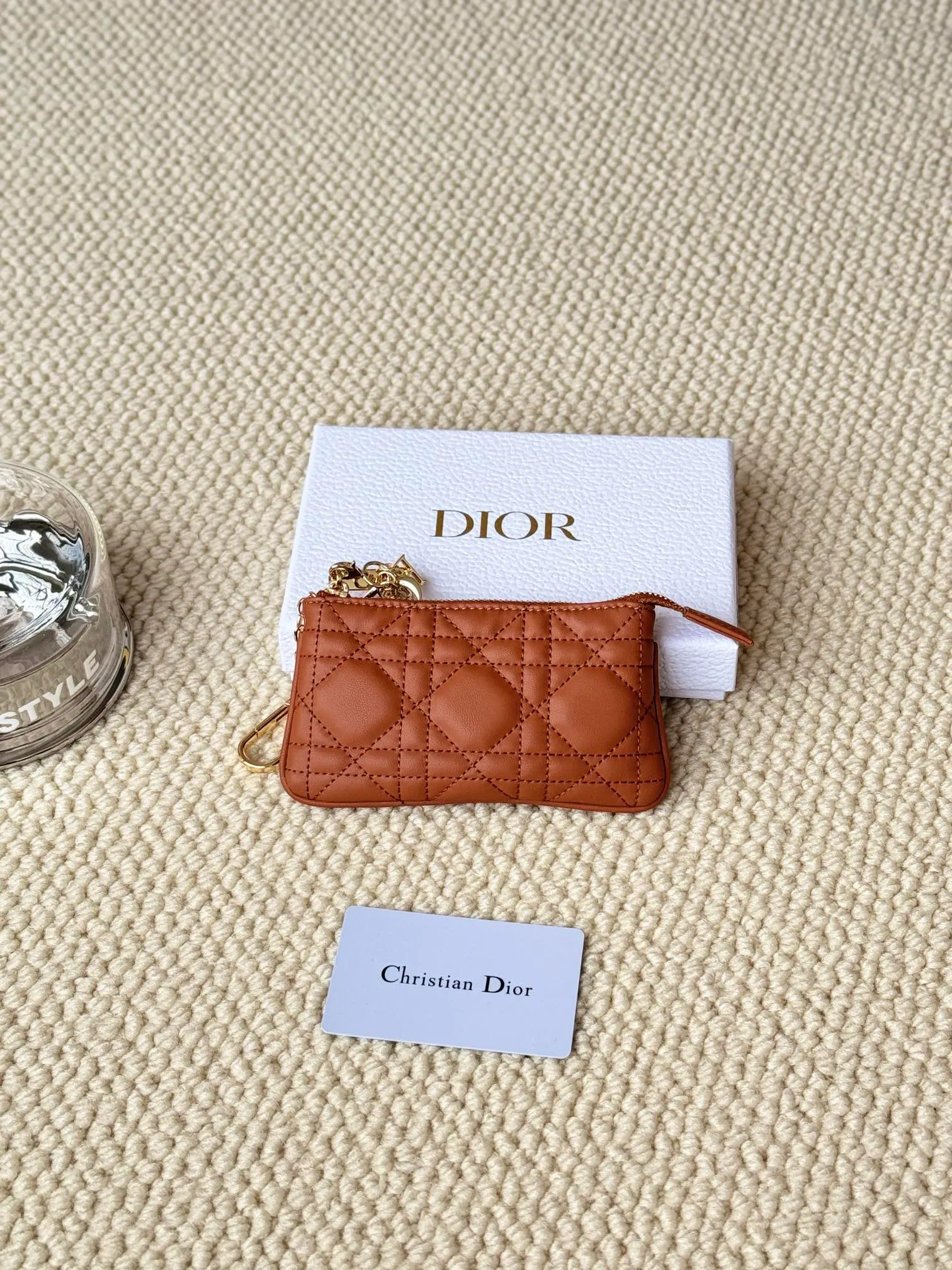 💰160 lambskin makes a zippered coin purse and key bag. Small, cute and mini. Size: 14.5*7.6cm Model: S0972UWHC_M30G This Dior Caro card holder is elegant and practical. Made of soft lambskin, carefully crafted and decorated with cannage pattern topstitching. Coin purse and key case 🔑 Compact and practical, unique and can store various daily necessities, suitable for various occasions.