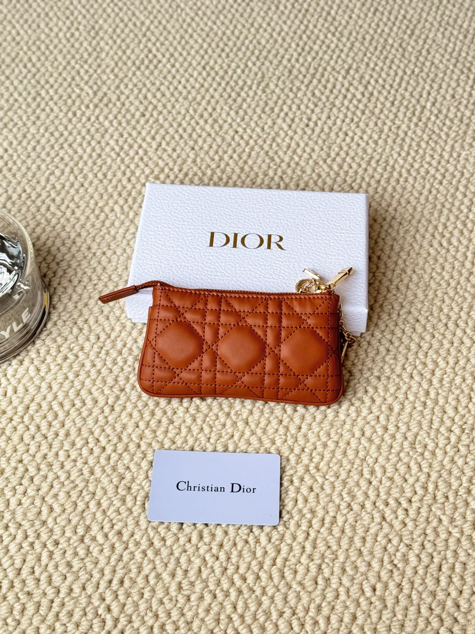💰160 lambskin makes a zippered coin purse and key bag. Small, cute and mini. Size: 14.5*7.6cm Model: S0972UWHC_M30G This Dior Caro card holder is elegant and practical. Made of soft lambskin, carefully crafted and decorated with cannage pattern topstitching. Coin purse and key case 🔑 Compact and practical, unique and can store various daily necessities, suitable for various occasions.