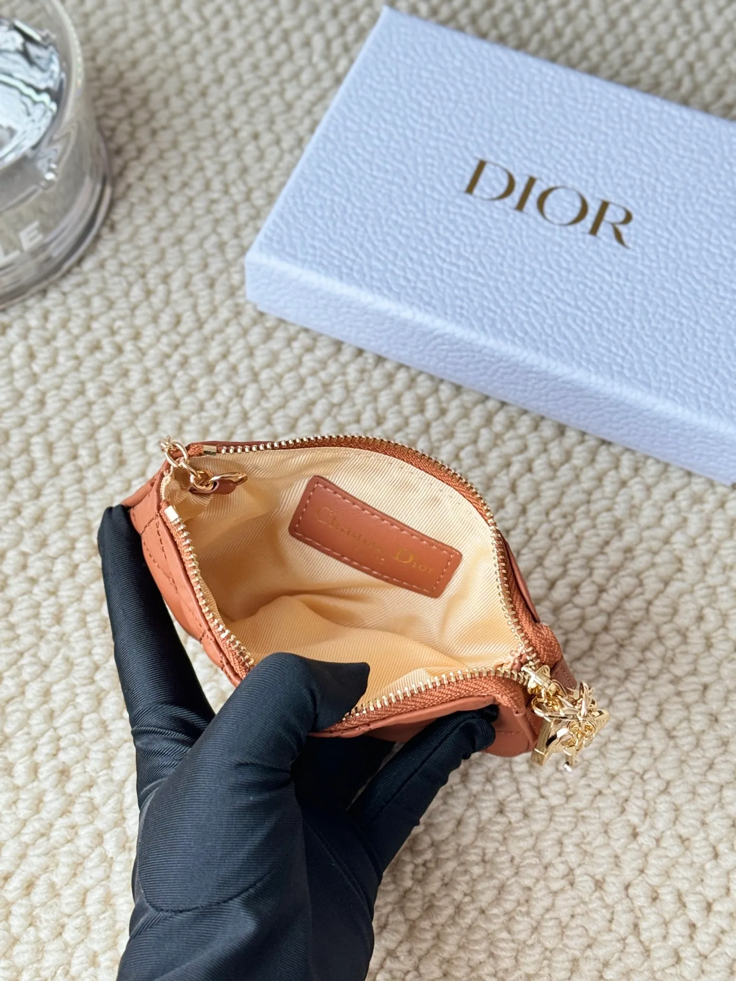 💰160 lambskin makes a zippered coin purse and key bag. Small, cute and mini. Size: 14.5*7.6cm Model: S0972UWHC_M30G This Dior Caro card holder is elegant and practical. Made of soft lambskin, carefully crafted and decorated with cannage pattern topstitching. Coin purse and key case 🔑 Compact and practical, unique and can store various daily necessities, suitable for various occasions.