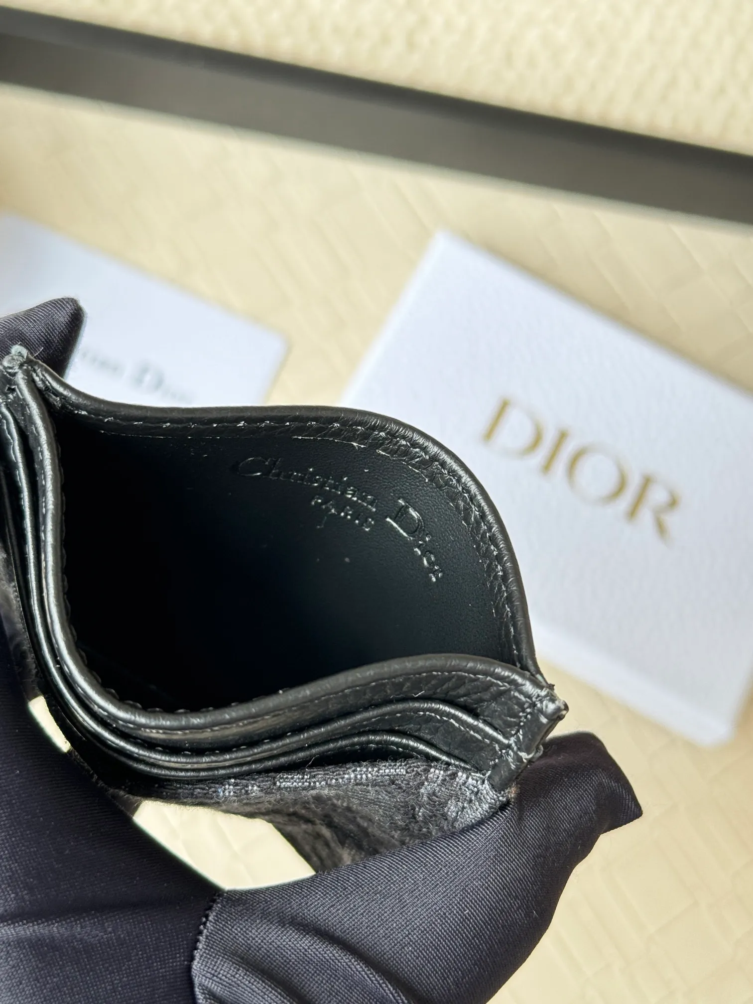 💰110 Men's Dior card holder is elegant and refined😍 Carefully made of cowhide [strong]. There are 3 card slots on each side and 1 card slot on the top, which is exquisite and exquisite in shape. Style number: CH164 Size: 10*8cm