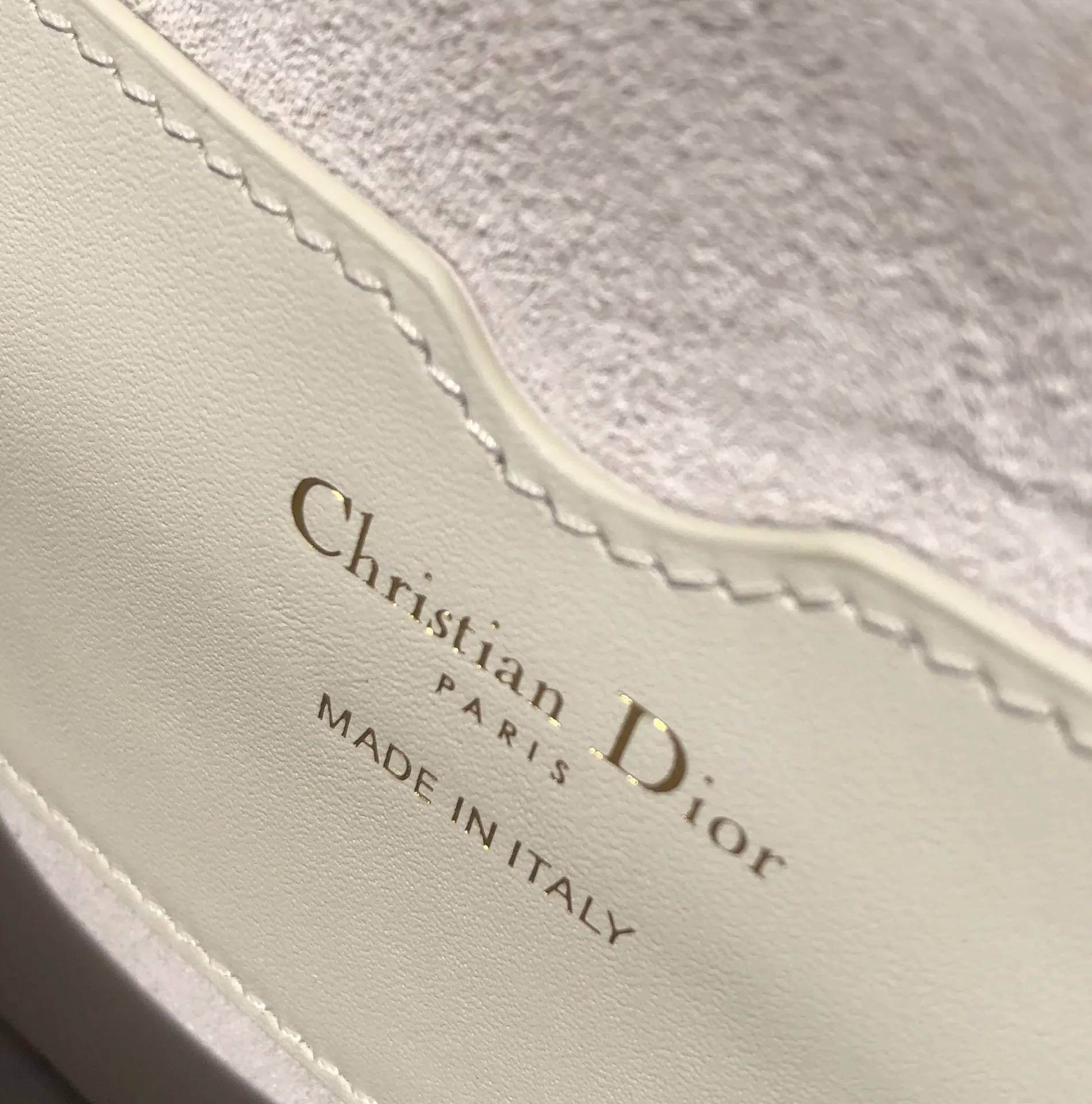 Top upgraded version 💰1700 Small size: 18×14×5cm Dior overseas channels! Dior Saddle Bag😘This Dior Bobby handbag is a shoulder bag style, showing elegant silhouette and coordinated proportions. This small bag is crafted from white glossy calfskin and accented with antiqued gold hardware for added style. The interior is designed with suede leather, which is soft and rich in texture. With a detachable and adjustable shoulder strap embellished with a military-style buckle, it can be worn on the shoulder, cross-body or handheld.