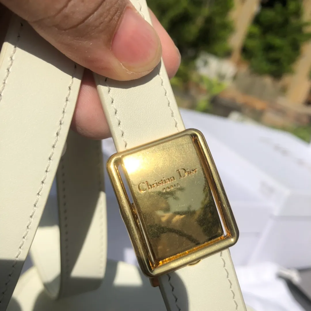 Top upgraded version 💰1700 Small size: 18×14×5cm Dior overseas channels! Dior Saddle Bag😘This Dior Bobby handbag is a shoulder bag style, showing elegant silhouette and coordinated proportions. This small bag is crafted from white glossy calfskin and accented with antiqued gold hardware for added style. The interior is designed with suede leather, which is soft and rich in texture. With a detachable and adjustable shoulder strap embellished with a military-style buckle, it can be worn on the shoulder, cross-body or handheld.
