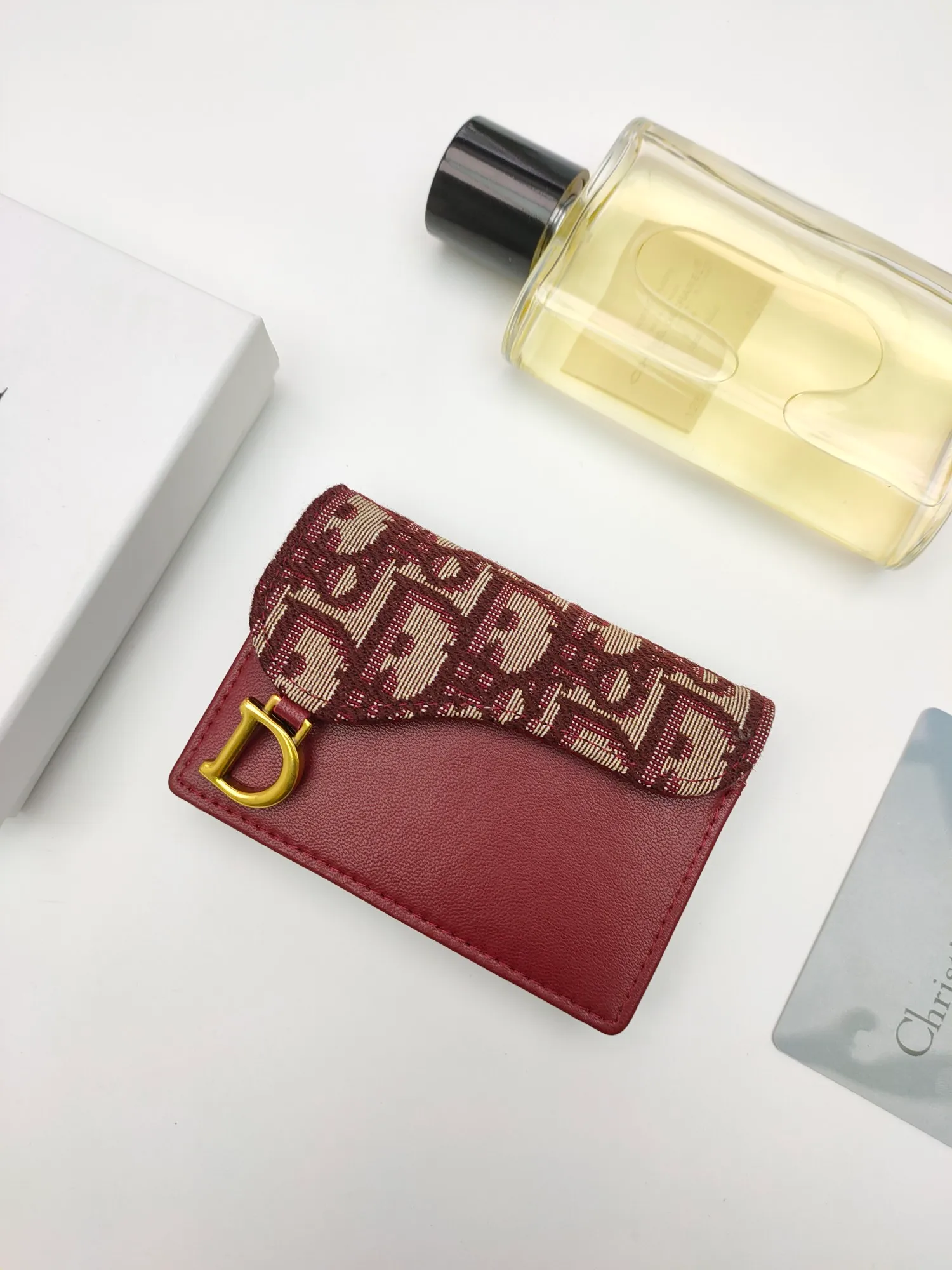 ￥110🌹This Dior saddle flip card holder is practical and compact👍🏻It can replace the traditional saddle wallet🎉Made of Dior Oblique printed fabric with sheepskin. It is made with exquisite craftsmanship and is durable❤️It has a spacious main compartment with 2 patch pockets and 2 card slots, which can store cash, bills and cards. Can be paired with other pieces from the saddle collection for an elegant look. Style number: S5611 Size: 11*7.5*2.5cm