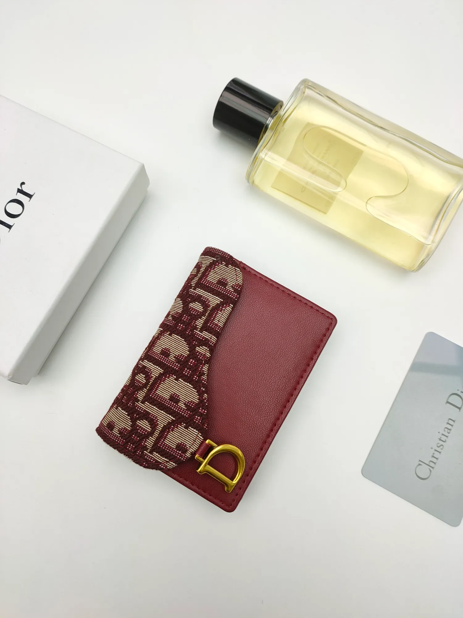 ￥110🌹This Dior saddle flip card holder is practical and compact👍🏻It can replace the traditional saddle wallet🎉Made of Dior Oblique printed fabric with sheepskin. It is made with exquisite craftsmanship and is durable❤️It has a spacious main compartment with 2 patch pockets and 2 card slots, which can store cash, bills and cards. Can be paired with other pieces from the saddle collection for an elegant look. Style number: S5611 Size: 11*7.5*2.5cm