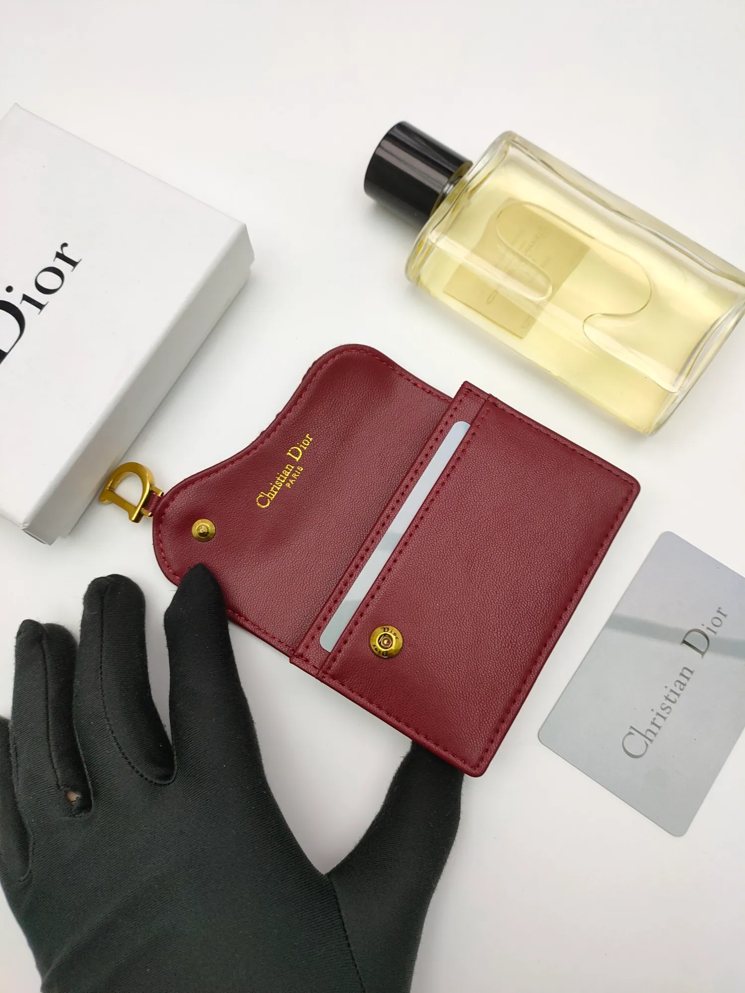 ￥110🌹This Dior saddle flip card holder is practical and compact👍🏻It can replace the traditional saddle wallet🎉Made of Dior Oblique printed fabric with sheepskin. It is made with exquisite craftsmanship and is durable❤️It has a spacious main compartment with 2 patch pockets and 2 card slots, which can store cash, bills and cards. Can be paired with other pieces from the saddle collection for an elegant look. Style number: S5611 Size: 11*7.5*2.5cm