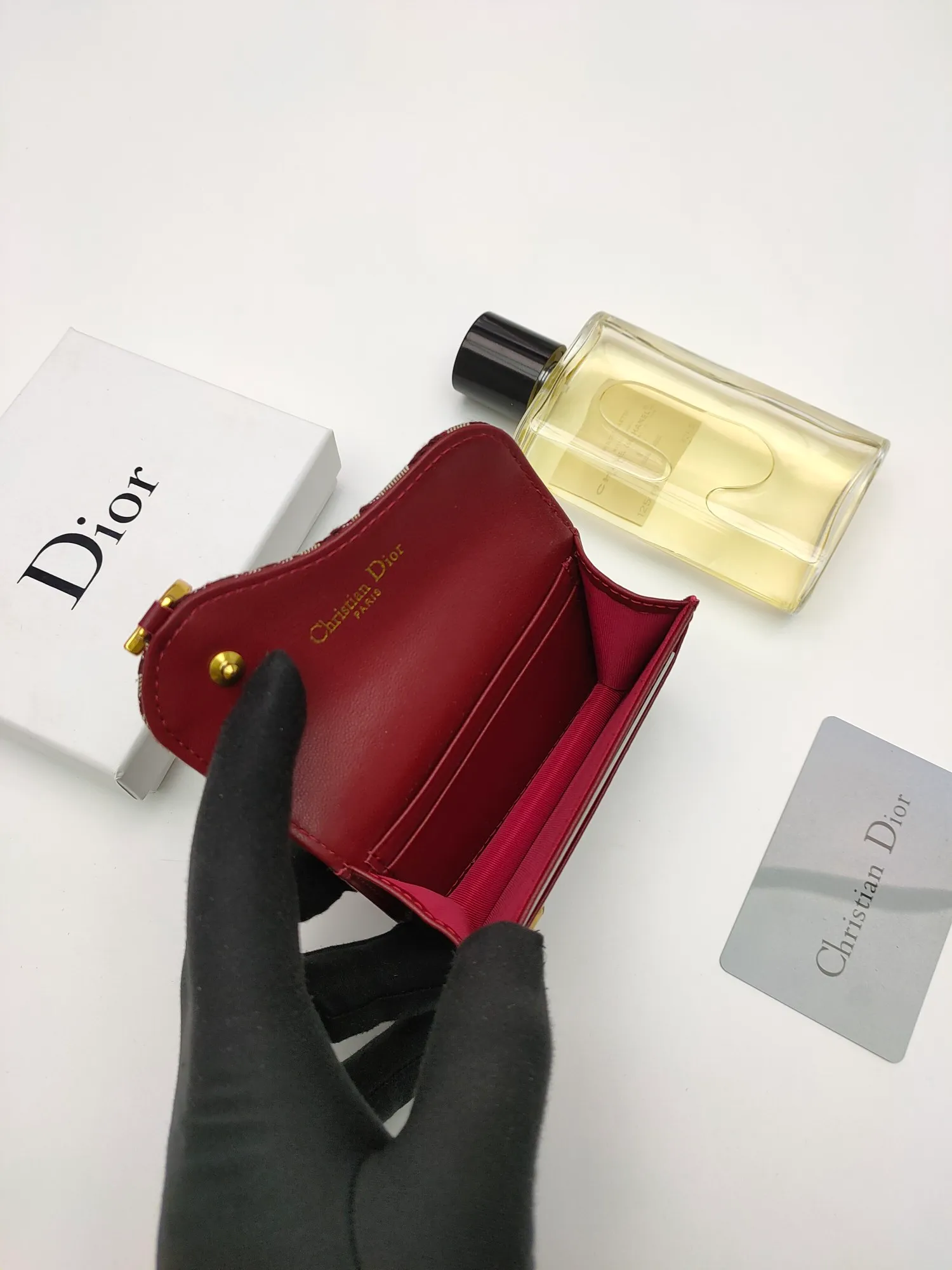 ￥110🌹This Dior saddle flip card holder is practical and compact👍🏻It can replace the traditional saddle wallet🎉Made of Dior Oblique printed fabric with sheepskin. It is made with exquisite craftsmanship and is durable❤️It has a spacious main compartment with 2 patch pockets and 2 card slots, which can store cash, bills and cards. Can be paired with other pieces from the saddle collection for an elegant look. Style number: S5611 Size: 11*7.5*2.5cm