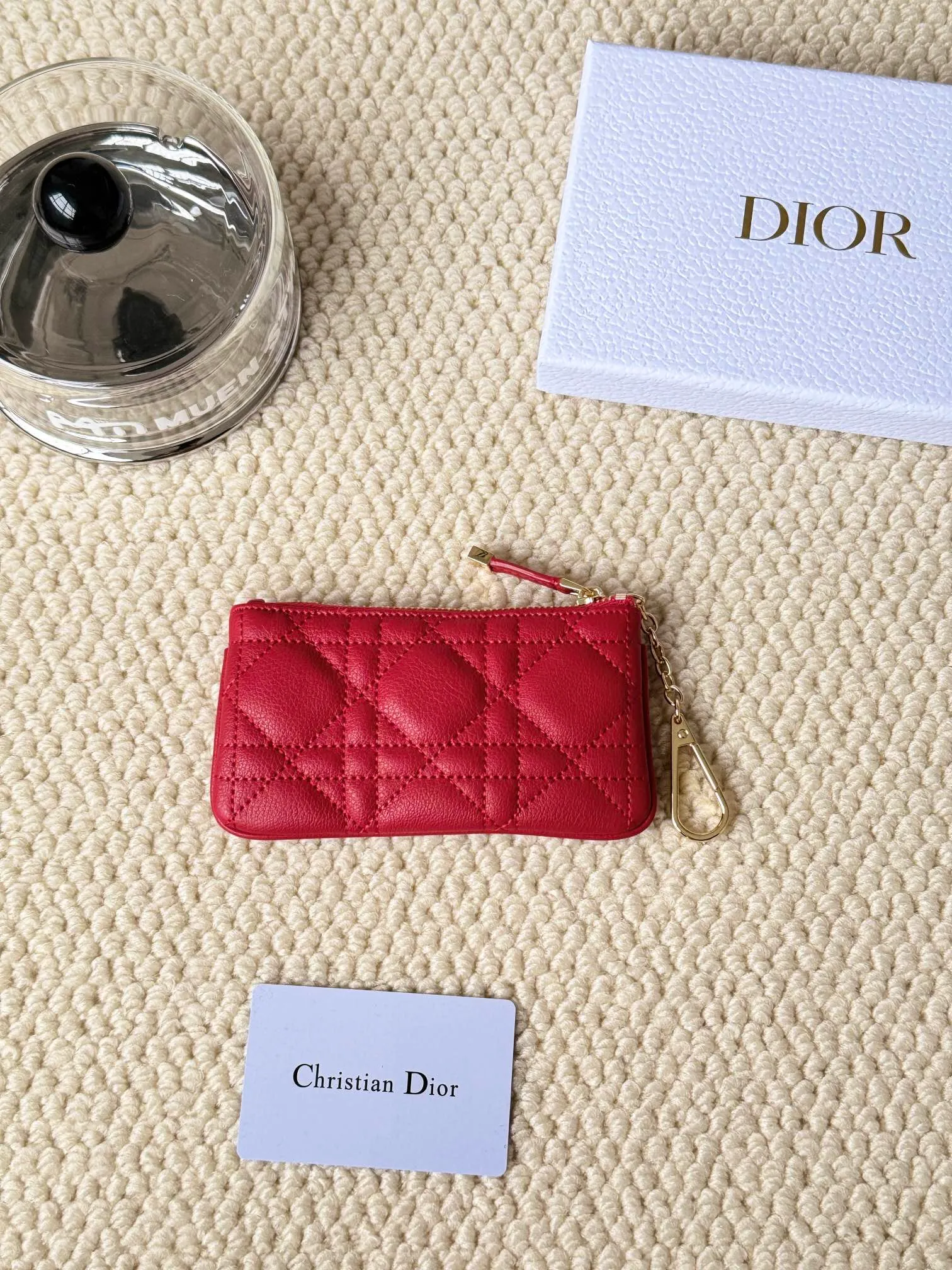 💰140 2024 spring and summer new coin purse key bag is small and cute Size: 14.5*7.6cm Model: S5158UWHC_M30G This Dior Caro card holder is elegant and practical. Carefully crafted from soft cow leather, it is decorated with cannage pattern topstitching and a CD logo on the front to enhance the style. Elegant and sophisticated. 30 Montaigne Glycine Coin Purse Key Case 🔑 Compact and practical, unique, it can store various daily necessities, suitable for various occasions, and can be matched with its 30Montaigne items. CD logo on front