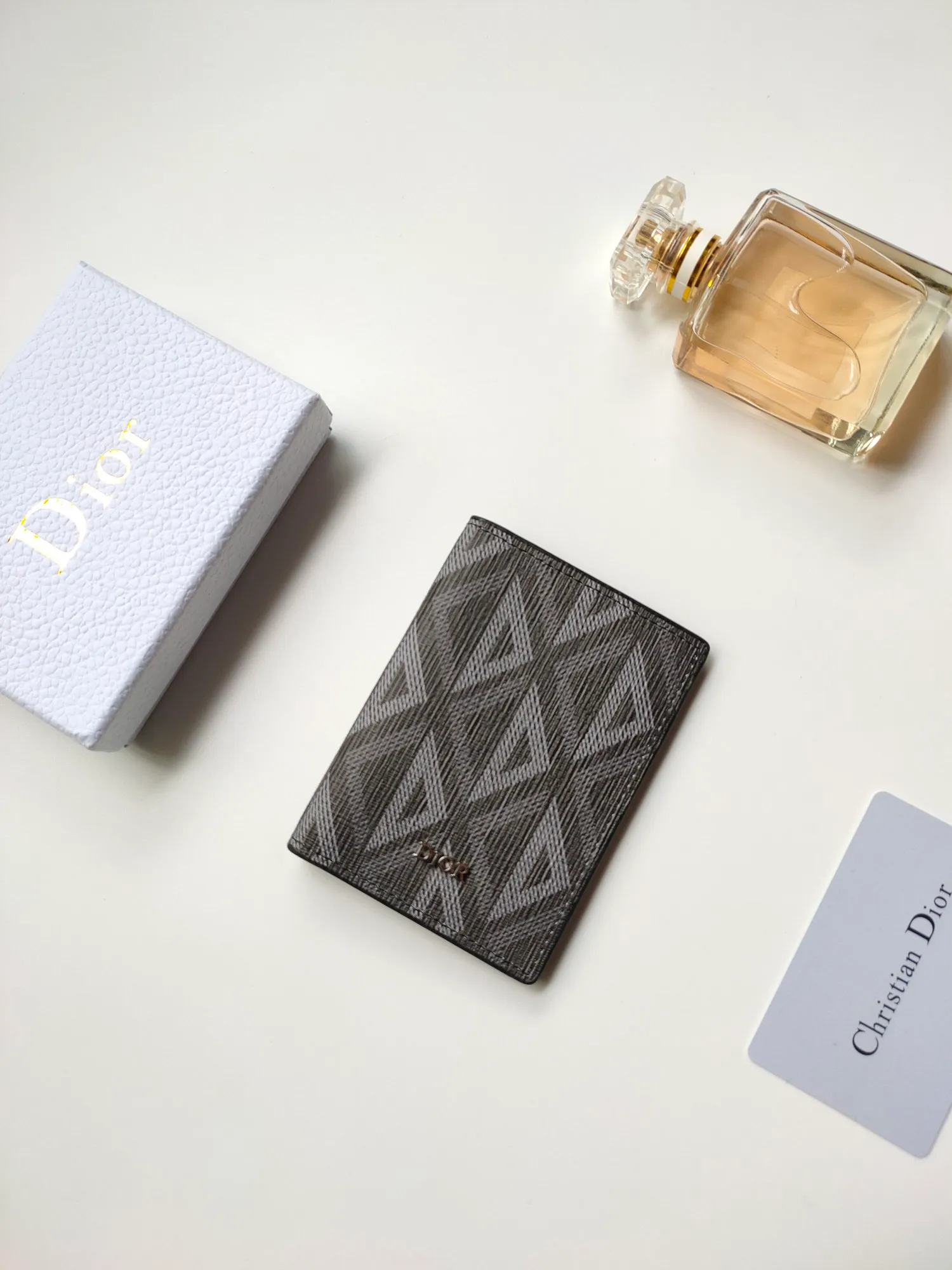 ￥100🎉DIOR’s new bi-fold card holder is practical yet elegant. Style: CH138 Crafted in Dior CD Diamond canvas 😍 drawing inspiration from the Dior archives and finished with tonal smooth calf leather details. There are three card slots on each side and two compartments for storing bills and cash. Sophisticated and elegant, it can easily fit into your pocket and be taken anywhere. Dimensions: 8.2 x 11.2 cm (length x height)
