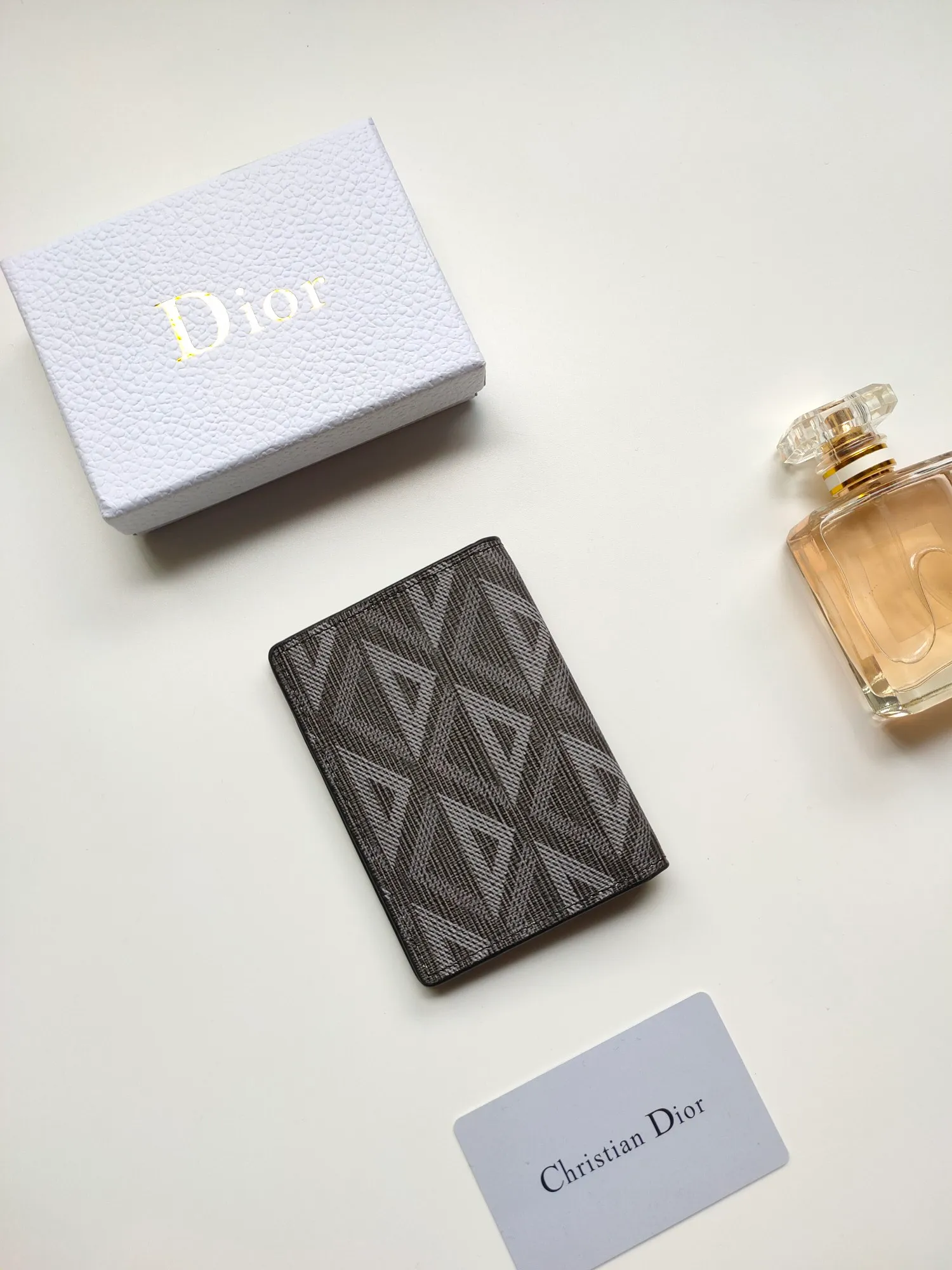 ￥100🎉DIOR’s new bi-fold card holder is practical yet elegant. Style: CH138 Crafted in Dior CD Diamond canvas 😍 drawing inspiration from the Dior archives and finished with tonal smooth calf leather details. There are three card slots on each side and two compartments for storing bills and cash. Sophisticated and elegant, it can easily fit into your pocket and be taken anywhere. Dimensions: 8.2 x 11.2 cm (length x height)