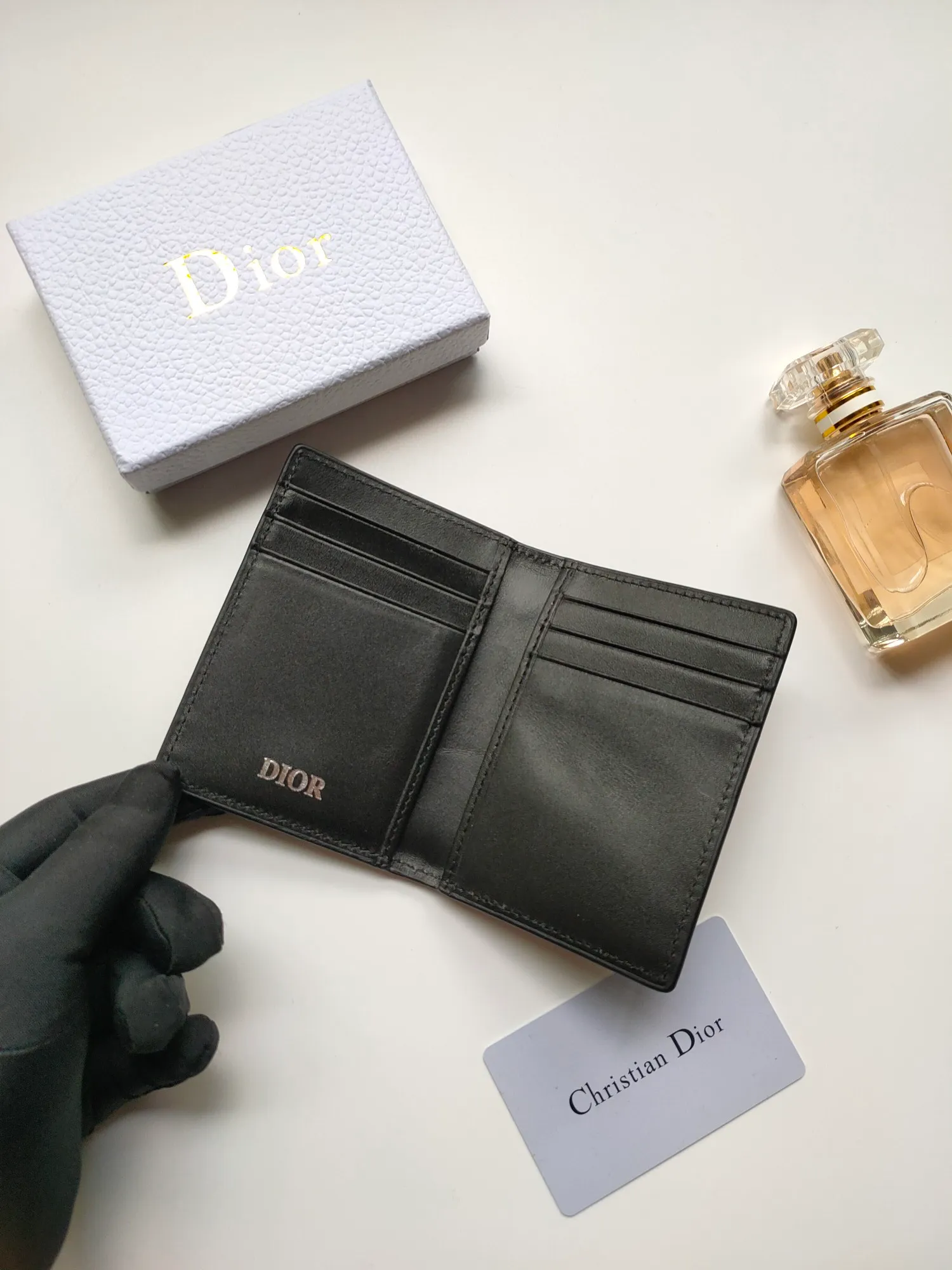 ￥100🎉DIOR’s new bi-fold card holder is practical yet elegant. Style: CH138 Crafted in Dior CD Diamond canvas 😍 drawing inspiration from the Dior archives and finished with tonal smooth calf leather details. There are three card slots on each side and two compartments for storing bills and cash. Sophisticated and elegant, it can easily fit into your pocket and be taken anywhere. Dimensions: 8.2 x 11.2 cm (length x height)