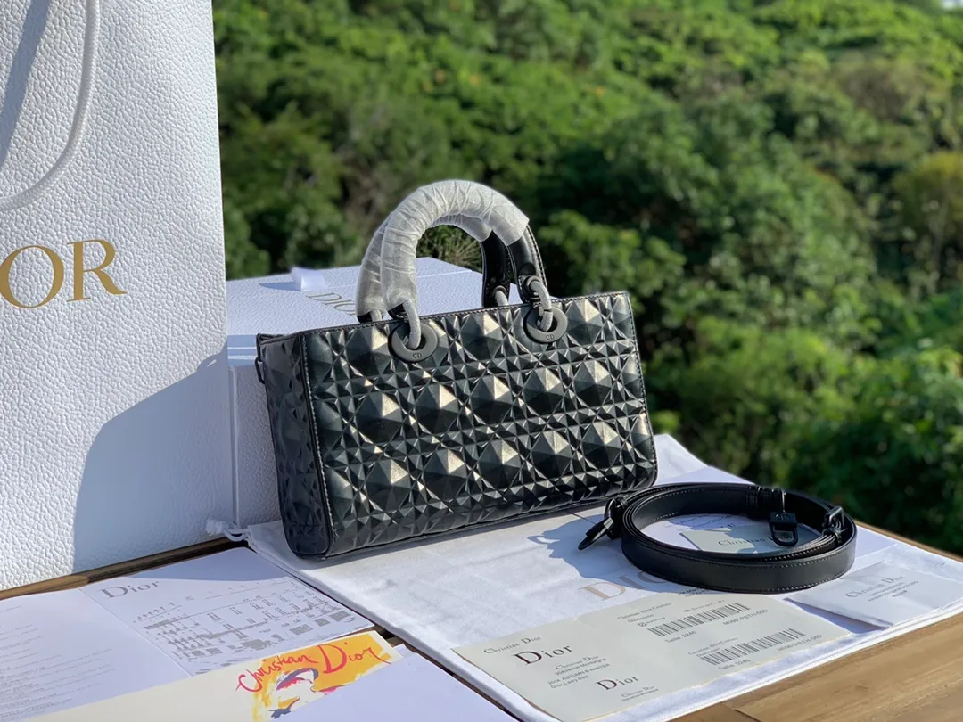 Top upgraded version 💰1900 Size 26-13.5-5cm The long-awaited Lady D-Joy diamond rhombus horizontal six-lattice Princess Diana bag. Black matte lacquered hardware. It is also handmade by a master cabinet maker who has been in the market for decades. The calfskin diamond 💎 pattern fabric shines like diamonds. It is paired with high-tech lacquered hardware. It is more retro and fashionable. There are two shoulder straps, one long and one short. , 🉑️Carry it 🉑️cross-body🉑️under the armpit, which combines elegance and practicality to the maximum extent, and is completely suitable for daily versatile looks!