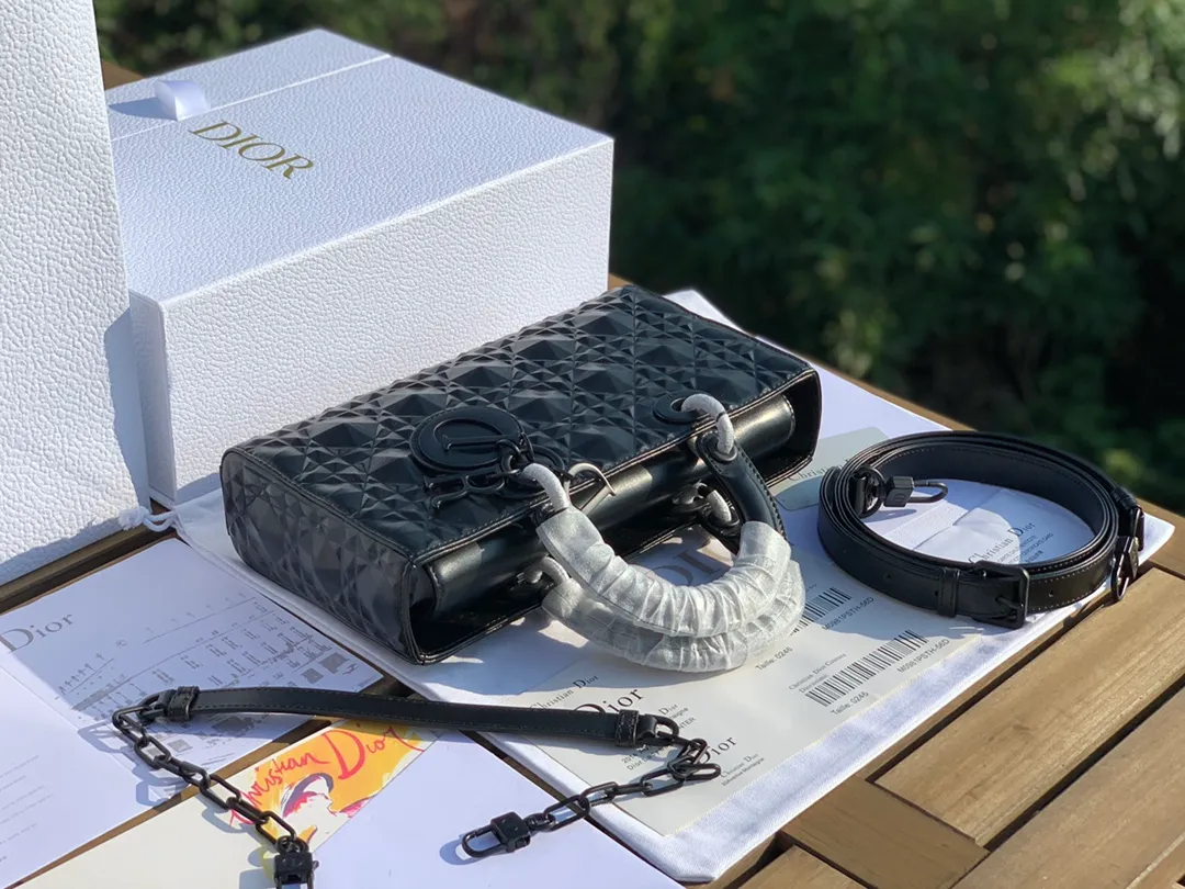 Top upgraded version 💰1900 Size 26-13.5-5cm The long-awaited Lady D-Joy diamond rhombus horizontal six-lattice Princess Diana bag. Black matte lacquered hardware. It is also handmade by a master cabinet maker who has been in the market for decades. The calfskin diamond 💎 pattern fabric shines like diamonds. It is paired with high-tech lacquered hardware. It is more retro and fashionable. There are two shoulder straps, one long and one short. , 🉑️Carry it 🉑️cross-body🉑️under the armpit, which combines elegance and practicality to the maximum extent, and is completely suitable for daily versatile looks!