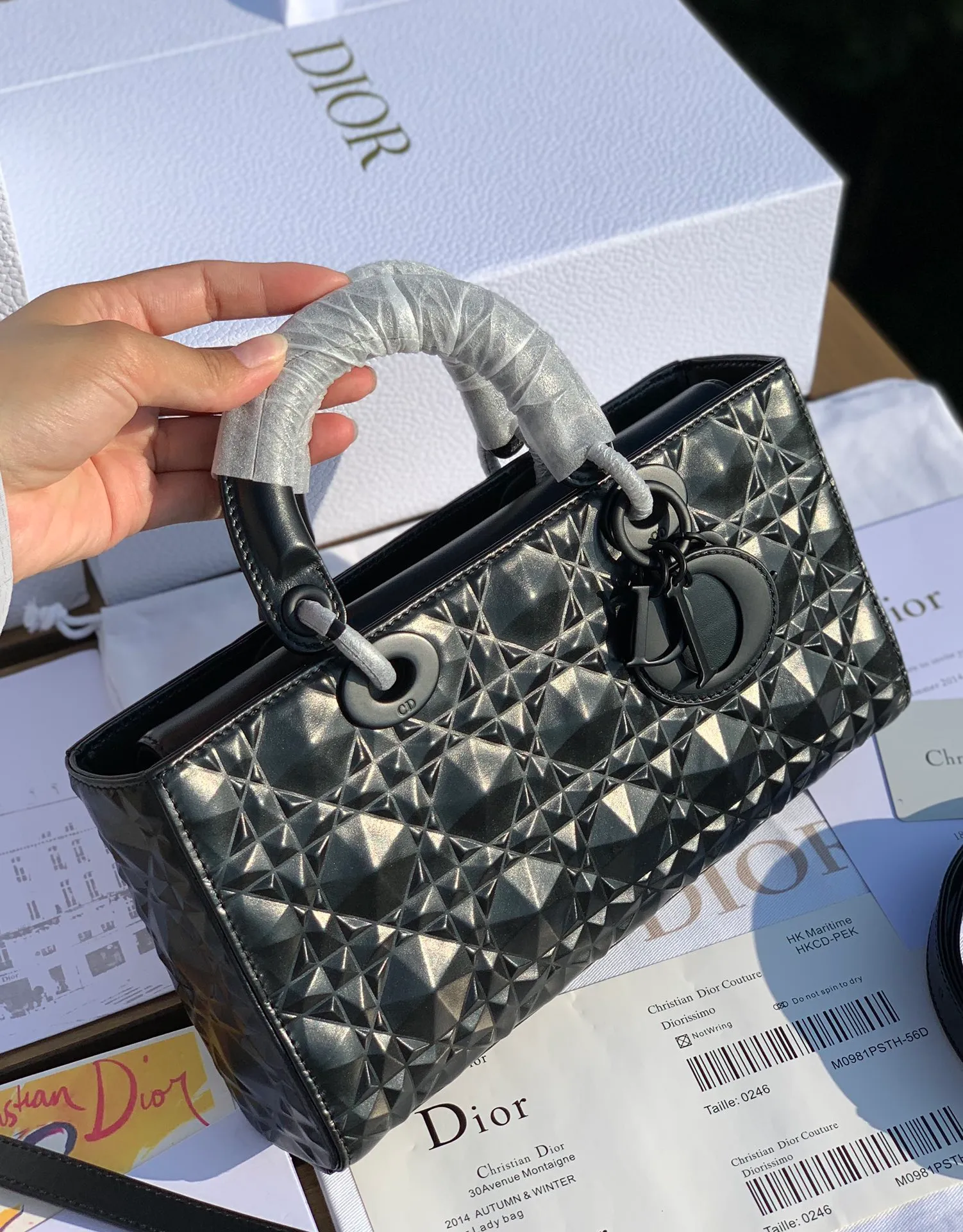 Top upgraded version 💰1900 Size 26-13.5-5cm The long-awaited Lady D-Joy diamond rhombus horizontal six-lattice Princess Diana bag. Black matte lacquered hardware. It is also handmade by a master cabinet maker who has been in the market for decades. The calfskin diamond 💎 pattern fabric shines like diamonds. It is paired with high-tech lacquered hardware. It is more retro and fashionable. There are two shoulder straps, one long and one short. , 🉑️Carry it 🉑️cross-body🉑️under the armpit, which combines elegance and practicality to the maximum extent, and is completely suitable for daily versatile looks!