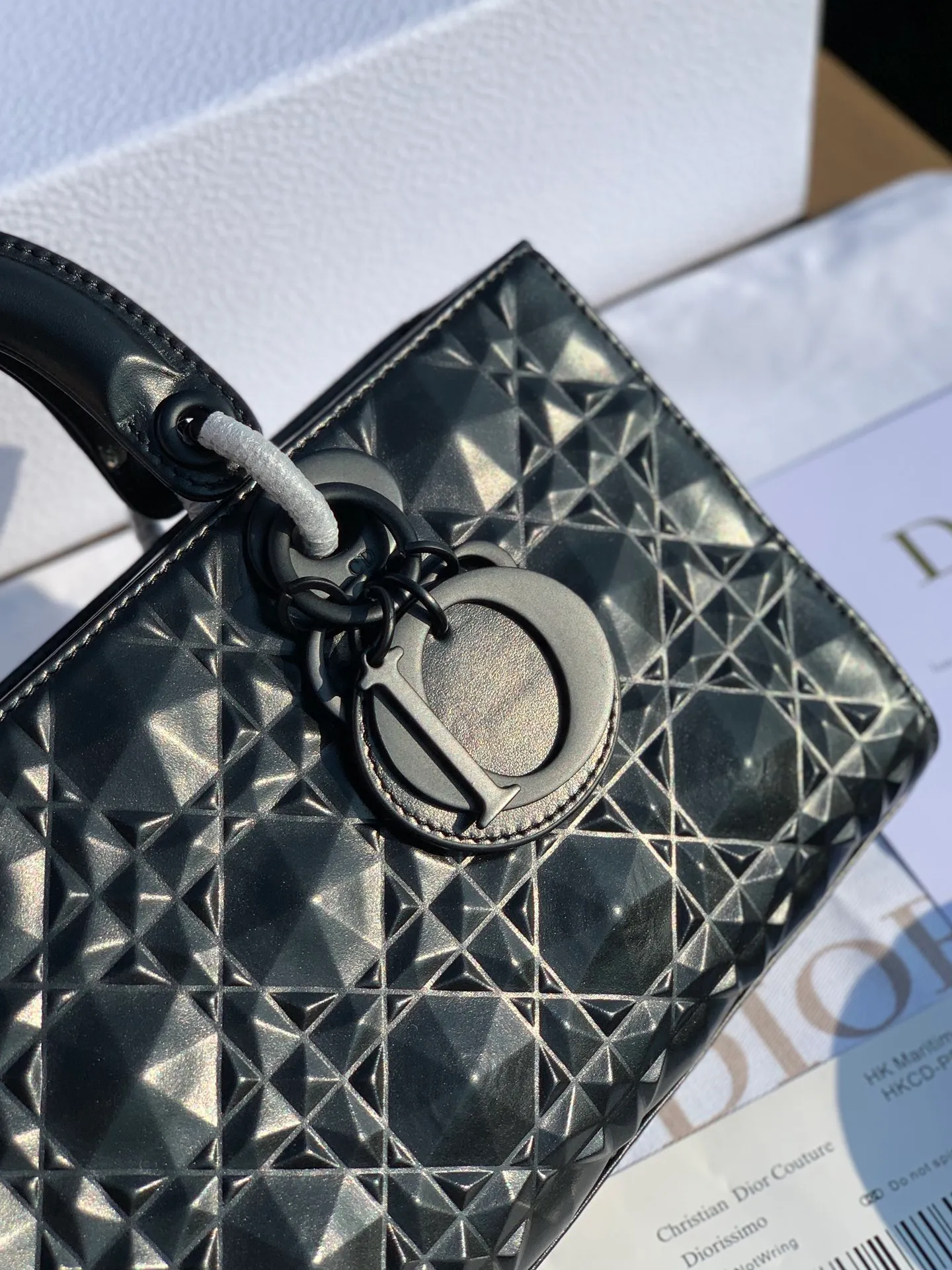Top upgraded version 💰1900 Size 26-13.5-5cm The long-awaited Lady D-Joy diamond rhombus horizontal six-lattice Princess Diana bag. Black matte lacquered hardware. It is also handmade by a master cabinet maker who has been in the market for decades. The calfskin diamond 💎 pattern fabric shines like diamonds. It is paired with high-tech lacquered hardware. It is more retro and fashionable. There are two shoulder straps, one long and one short. , 🉑️Carry it 🉑️cross-body🉑️under the armpit, which combines elegance and practicality to the maximum extent, and is completely suitable for daily versatile looks!