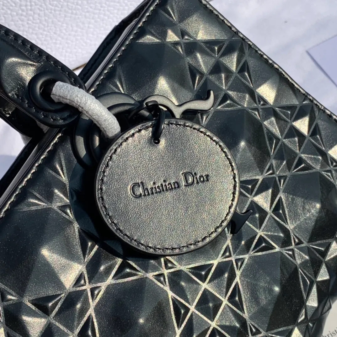 Top upgraded version 💰1900 Size 26-13.5-5cm The long-awaited Lady D-Joy diamond rhombus horizontal six-lattice Princess Diana bag. Black matte lacquered hardware. It is also handmade by a master cabinet maker who has been in the market for decades. The calfskin diamond 💎 pattern fabric shines like diamonds. It is paired with high-tech lacquered hardware. It is more retro and fashionable. There are two shoulder straps, one long and one short. , 🉑️Carry it 🉑️cross-body🉑️under the armpit, which combines elegance and practicality to the maximum extent, and is completely suitable for daily versatile looks!