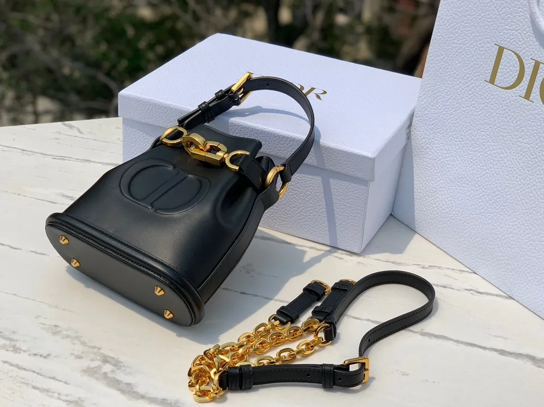 ❗️❗️❗️Free shipping with SF Express for year-end events❗️❗️❗️ 💰1700 Small size: 17×7×18cm Hong Kong channel order! The Dior CEST all-leather bucket bag has a really special design, a little cool and a little sweet! At first glance, you will immediately be caught by its print: the overlapping CD letters are very eye-catching. It is made of calfskin, which feels soft and delicate, and has a moist luster, without losing the elegant texture! The "dior" letters on the pocket are very delicately engraved, and it looks very high-end and elegant. Looking at the size of the bag, it is large enough and has internal layers to ensure storage of personal belongings without appearing too bulky. The detailed design is simple and orderly, which is very suitable for friends with obsessive-compulsive disorder!