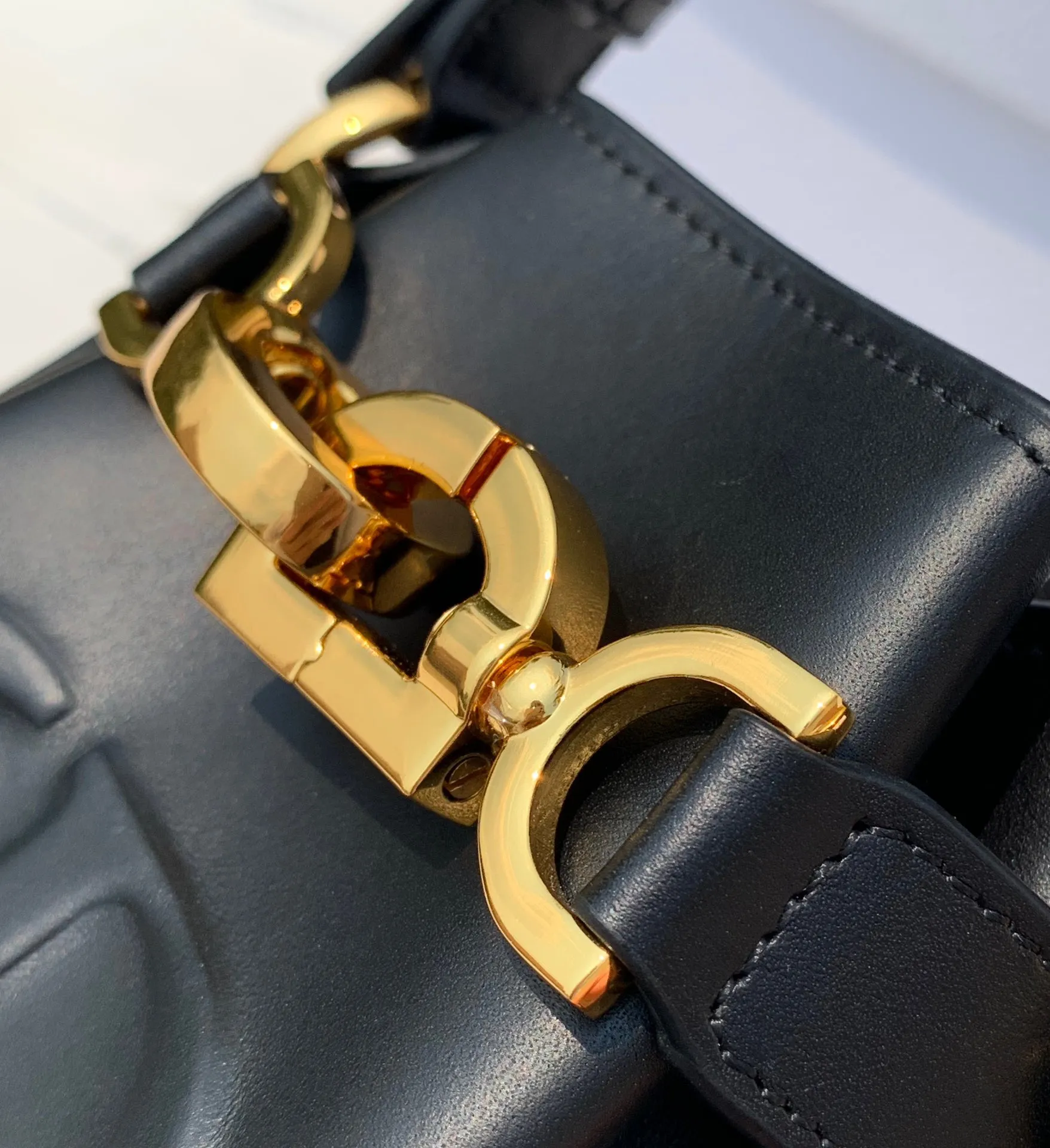 ❗️❗️❗️Free shipping with SF Express for year-end events❗️❗️❗️ 💰1700 Small size: 17×7×18cm Hong Kong channel order! The Dior CEST all-leather bucket bag has a really special design, a little cool and a little sweet! At first glance, you will immediately be caught by its print: the overlapping CD letters are very eye-catching. It is made of calfskin, which feels soft and delicate, and has a moist luster, without losing the elegant texture! The "dior" letters on the pocket are very delicately engraved, and it looks very high-end and elegant. Looking at the size of the bag, it is large enough and has internal layers to ensure storage of personal belongings without appearing too bulky. The detailed design is simple and orderly, which is very suitable for friends with obsessive-compulsive disorder!