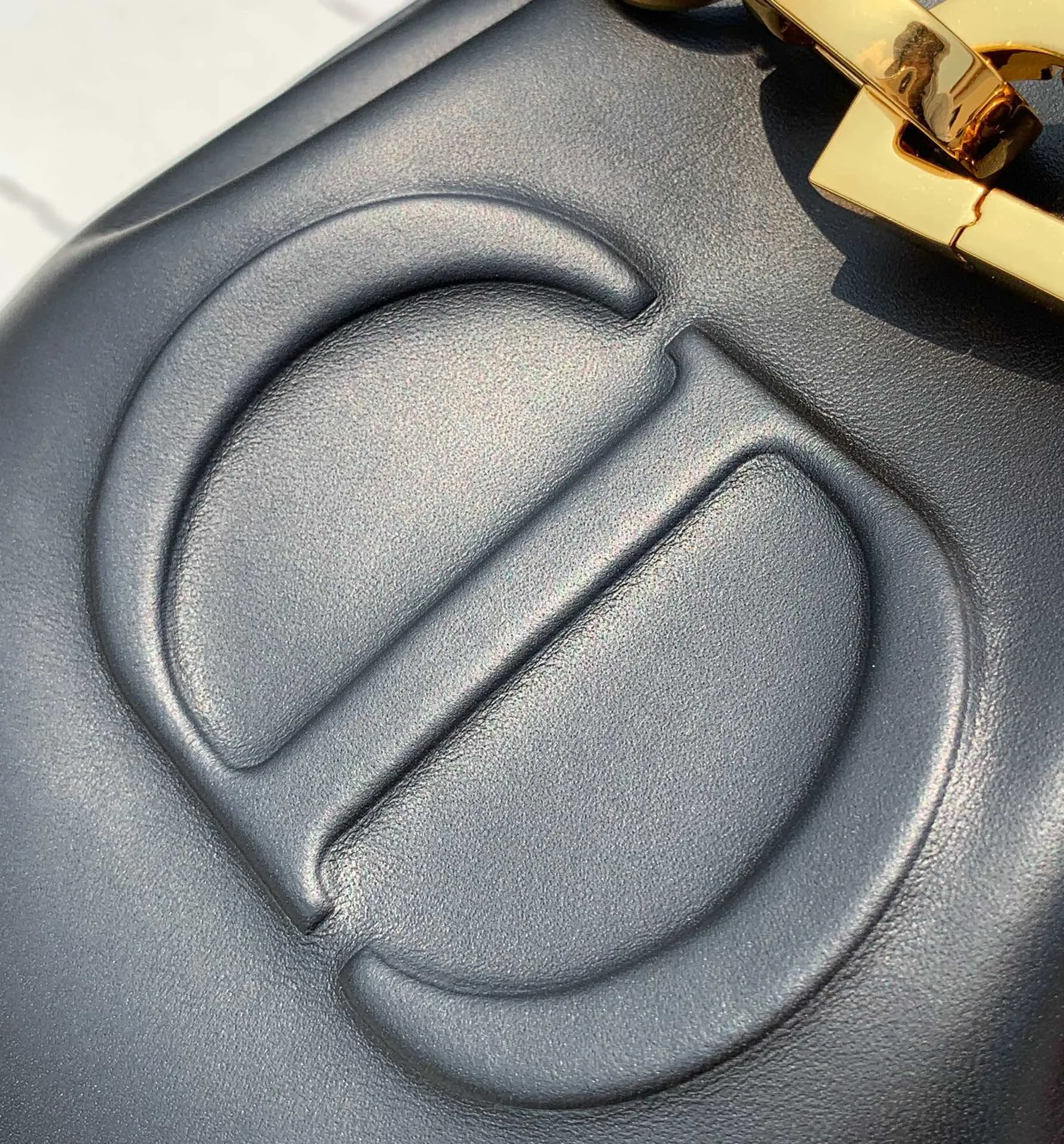 ❗️❗️❗️Free shipping with SF Express for year-end events❗️❗️❗️ 💰1700 Small size: 17×7×18cm Hong Kong channel order! The Dior CEST all-leather bucket bag has a really special design, a little cool and a little sweet! At first glance, you will immediately be caught by its print: the overlapping CD letters are very eye-catching. It is made of calfskin, which feels soft and delicate, and has a moist luster, without losing the elegant texture! The "dior" letters on the pocket are very delicately engraved, and it looks very high-end and elegant. Looking at the size of the bag, it is large enough and has internal layers to ensure storage of personal belongings without appearing too bulky. The detailed design is simple and orderly, which is very suitable for friends with obsessive-compulsive disorder!