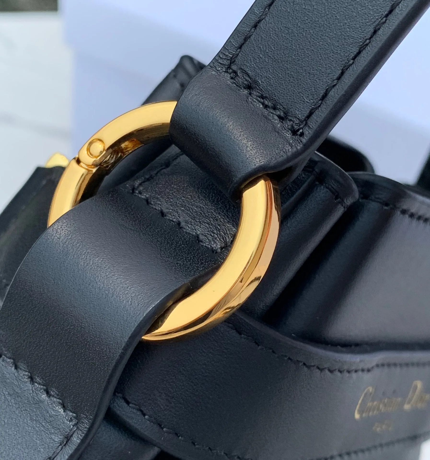 ❗️❗️❗️Free shipping with SF Express for year-end events❗️❗️❗️ 💰1700 Small size: 17×7×18cm Hong Kong channel order! The Dior CEST all-leather bucket bag has a really special design, a little cool and a little sweet! At first glance, you will immediately be caught by its print: the overlapping CD letters are very eye-catching. It is made of calfskin, which feels soft and delicate, and has a moist luster, without losing the elegant texture! The "dior" letters on the pocket are very delicately engraved, and it looks very high-end and elegant. Looking at the size of the bag, it is large enough and has internal layers to ensure storage of personal belongings without appearing too bulky. The detailed design is simple and orderly, which is very suitable for friends with obsessive-compulsive disorder!
