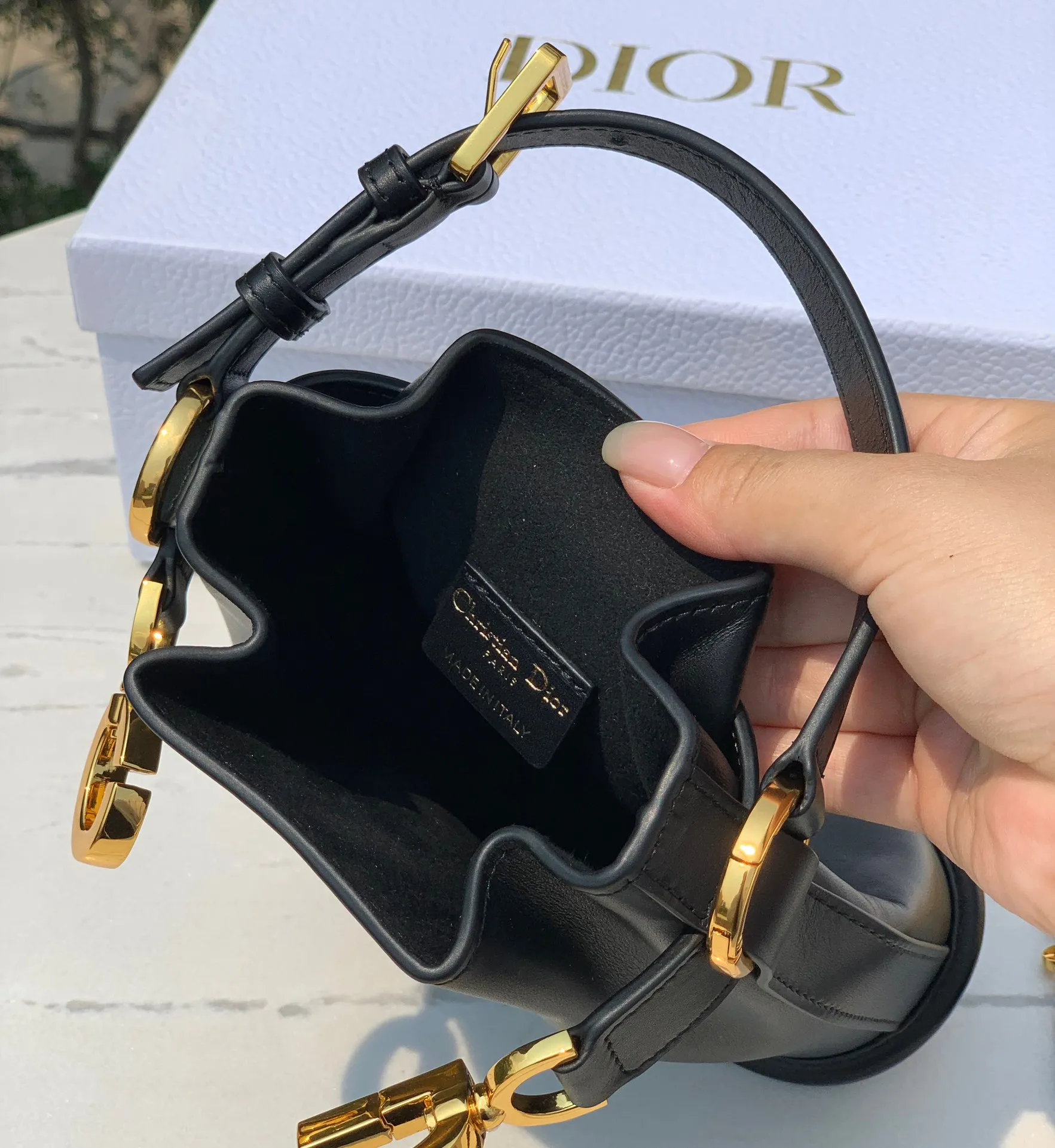 ❗️❗️❗️Free shipping with SF Express for year-end events❗️❗️❗️ 💰1700 Small size: 17×7×18cm Hong Kong channel order! The Dior CEST all-leather bucket bag has a really special design, a little cool and a little sweet! At first glance, you will immediately be caught by its print: the overlapping CD letters are very eye-catching. It is made of calfskin, which feels soft and delicate, and has a moist luster, without losing the elegant texture! The "dior" letters on the pocket are very delicately engraved, and it looks very high-end and elegant. Looking at the size of the bag, it is large enough and has internal layers to ensure storage of personal belongings without appearing too bulky. The detailed design is simple and orderly, which is very suitable for friends with obsessive-compulsive disorder!