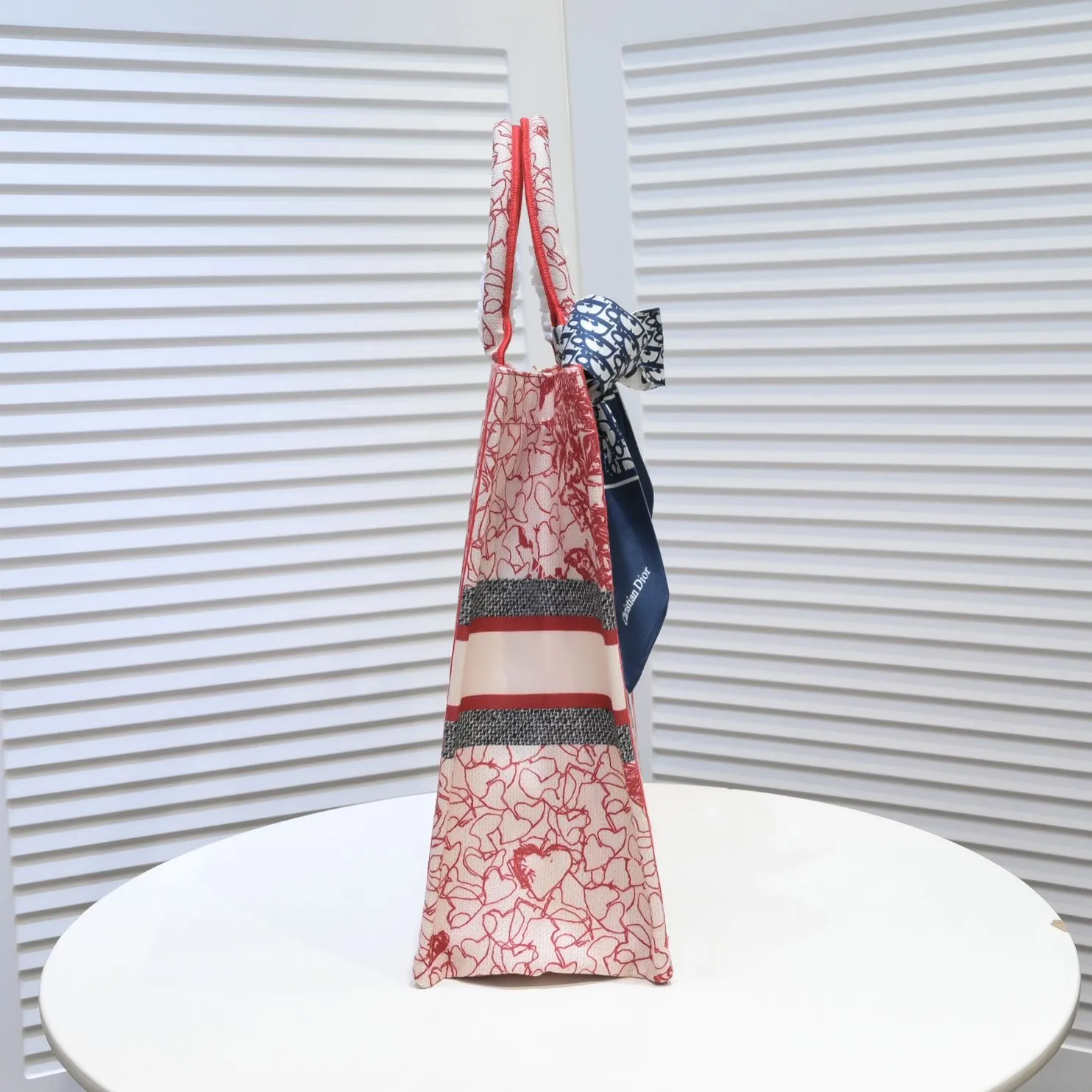 💰360￥With silk scarf, large size🔥 embroidered edge🔜Dior new shopping bag at Dior counter! Counters are updated simultaneously! Limited edition of the same style as the stars! Super stylish! Imported fabric👍high-end quality! You can go in and out of the counters at will without any pressure! The first choice for going out with super large capacity👍 Model: 8033 Size: 41*14*32cm