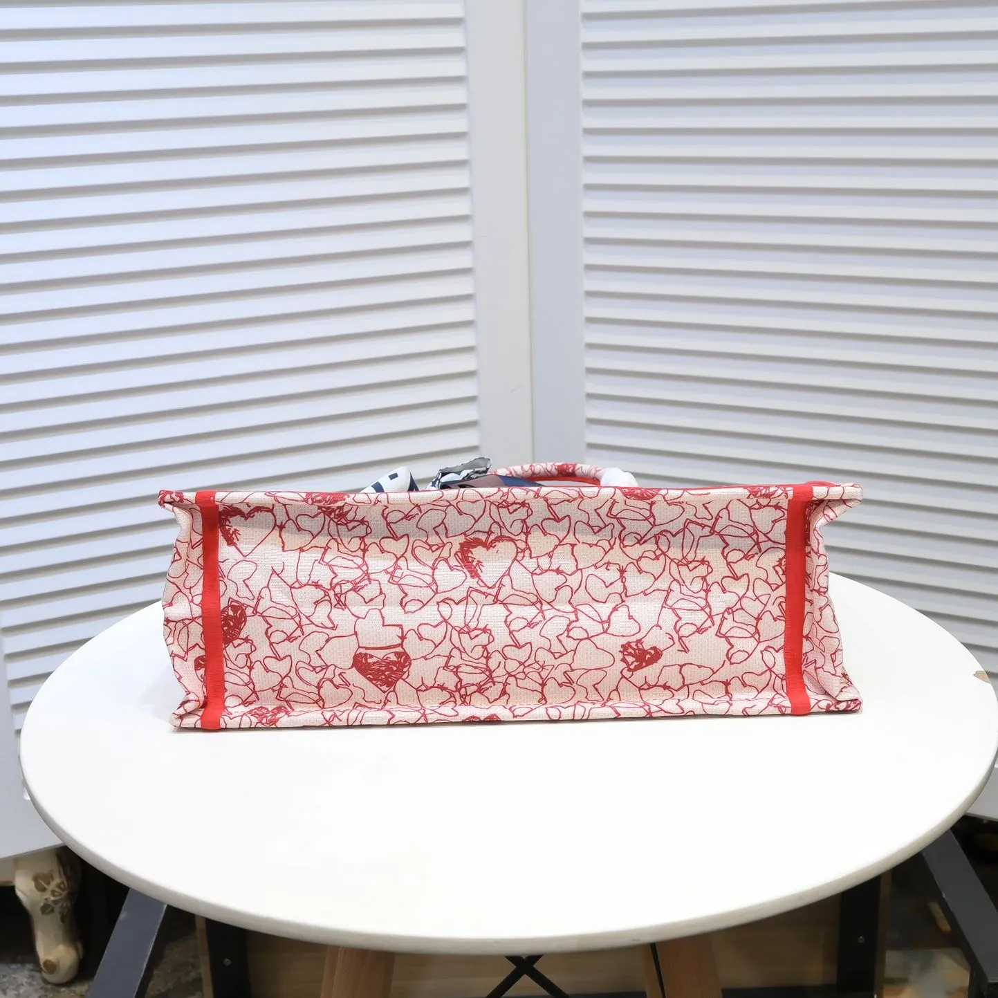 💰360￥With silk scarf, large size🔥 embroidered edge🔜Dior new shopping bag at Dior counter! Counters are updated simultaneously! Limited edition of the same style as the stars! Super stylish! Imported fabric👍high-end quality! You can go in and out of the counters at will without any pressure! The first choice for going out with super large capacity👍 Model: 8033 Size: 41*14*32cm