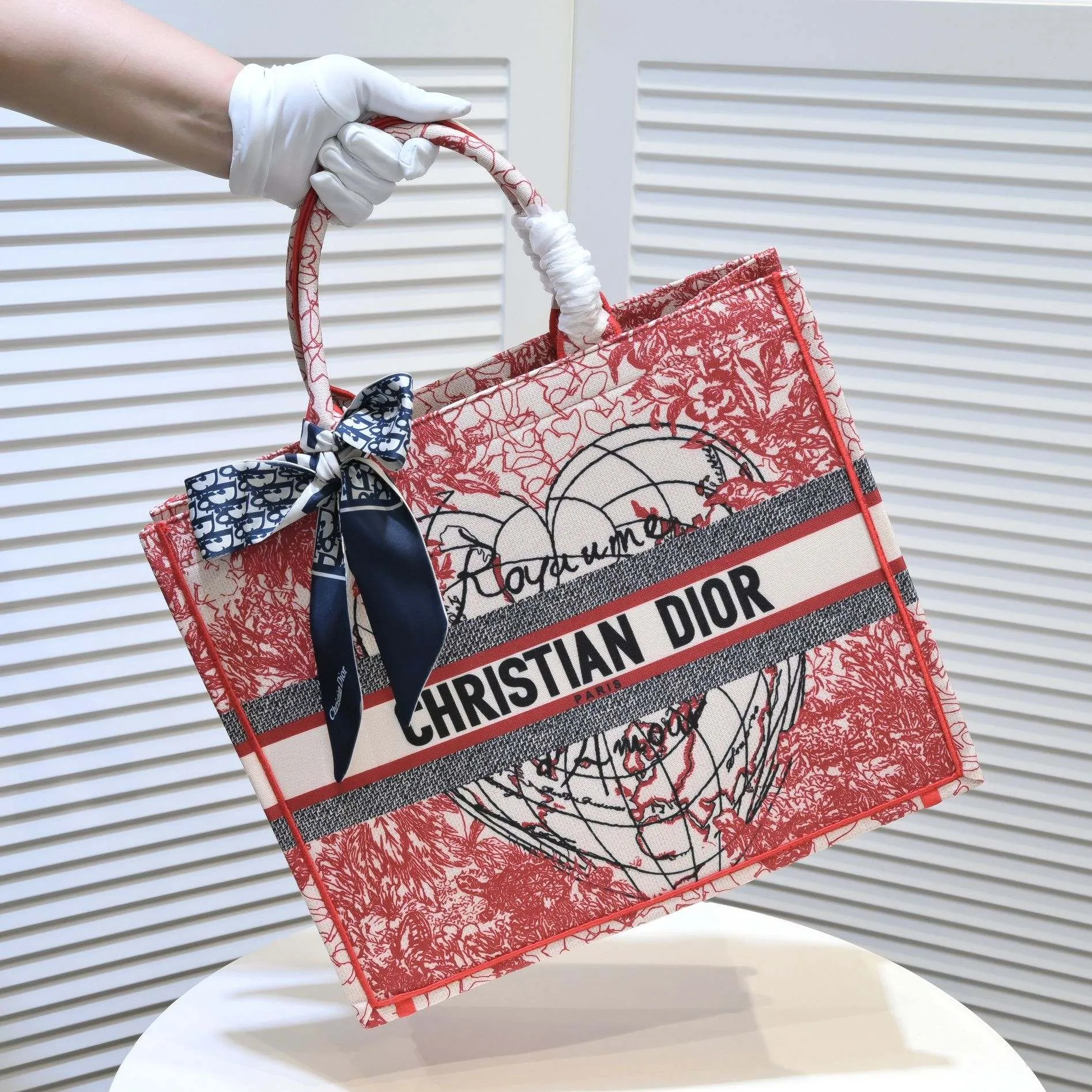 💰360￥With silk scarf, large size🔥 embroidered edge🔜Dior new shopping bag at Dior counter! Counters are updated simultaneously! Limited edition of the same style as the stars! Super stylish! Imported fabric👍high-end quality! You can go in and out of the counters at will without any pressure! The first choice for going out with super large capacity👍 Model: 8033 Size: 41*14*32cm