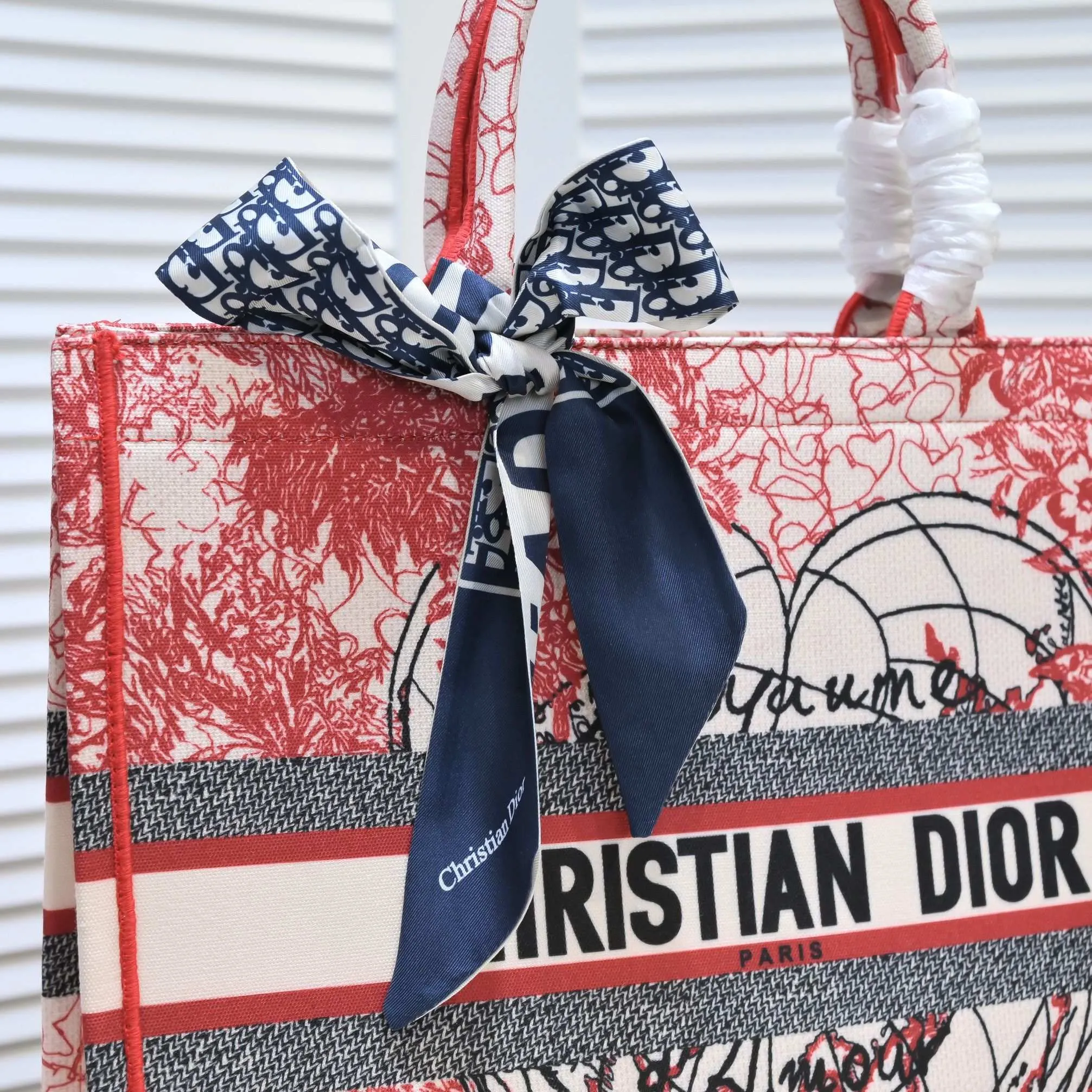 💰360￥With silk scarf, large size🔥 embroidered edge🔜Dior new shopping bag at Dior counter! Counters are updated simultaneously! Limited edition of the same style as the stars! Super stylish! Imported fabric👍high-end quality! You can go in and out of the counters at will without any pressure! The first choice for going out with super large capacity👍 Model: 8033 Size: 41*14*32cm
