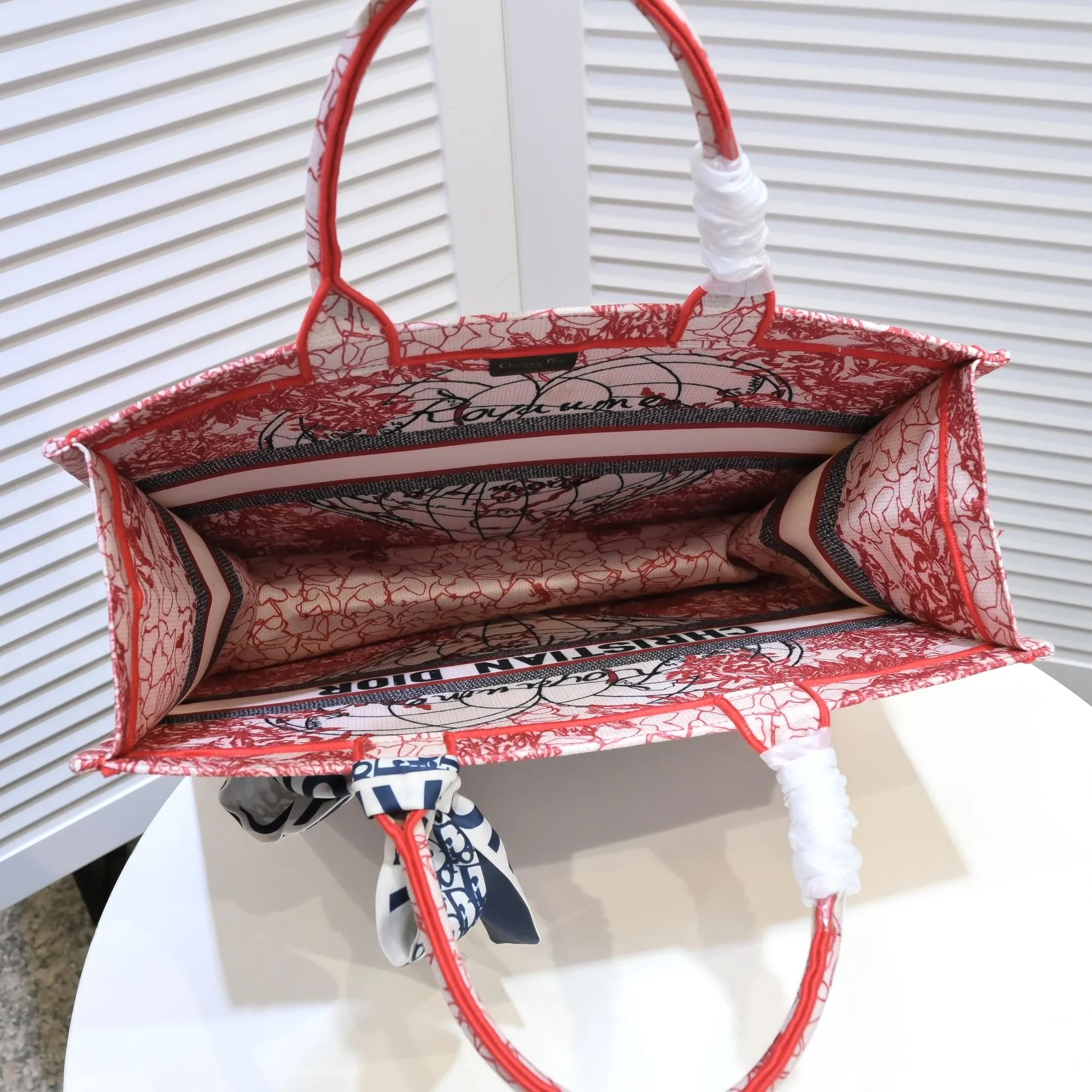💰360￥With silk scarf, large size🔥 embroidered edge🔜Dior new shopping bag at Dior counter! Counters are updated simultaneously! Limited edition of the same style as the stars! Super stylish! Imported fabric👍high-end quality! You can go in and out of the counters at will without any pressure! The first choice for going out with super large capacity👍 Model: 8033 Size: 41*14*32cm