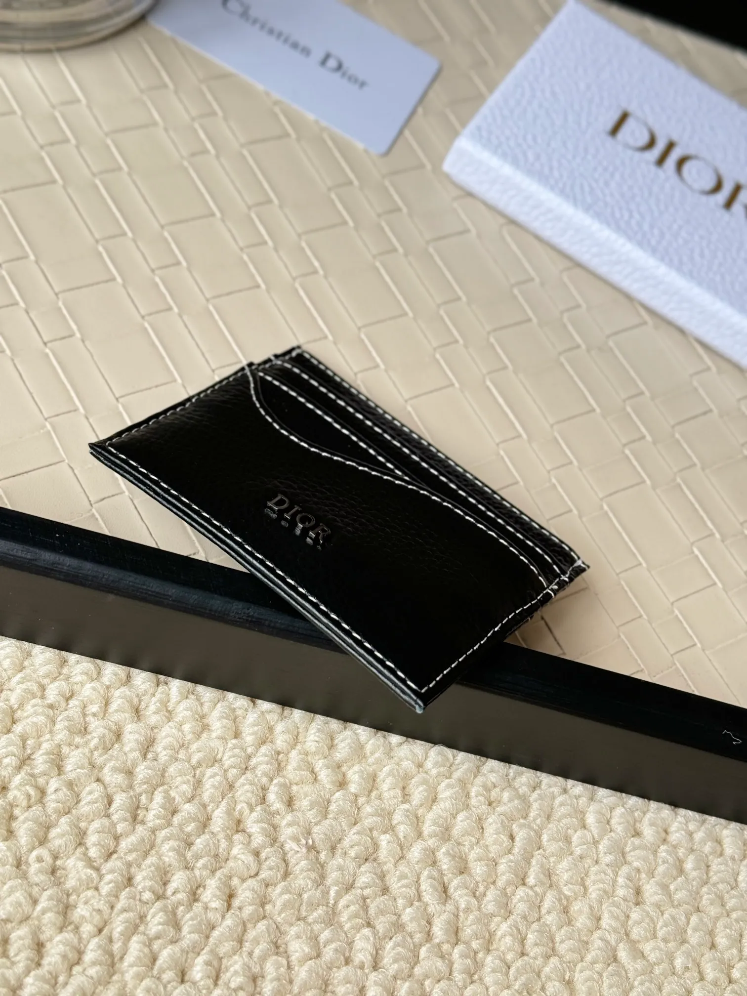💰100 Men's Dior card holder is elegant and refined😍 Carefully made of cowhide [strong]. There are 3 card slots on each side and 1 card slot on the top, which is exquisite and exquisite in shape. Style number: CH164 Size: 10*8cm